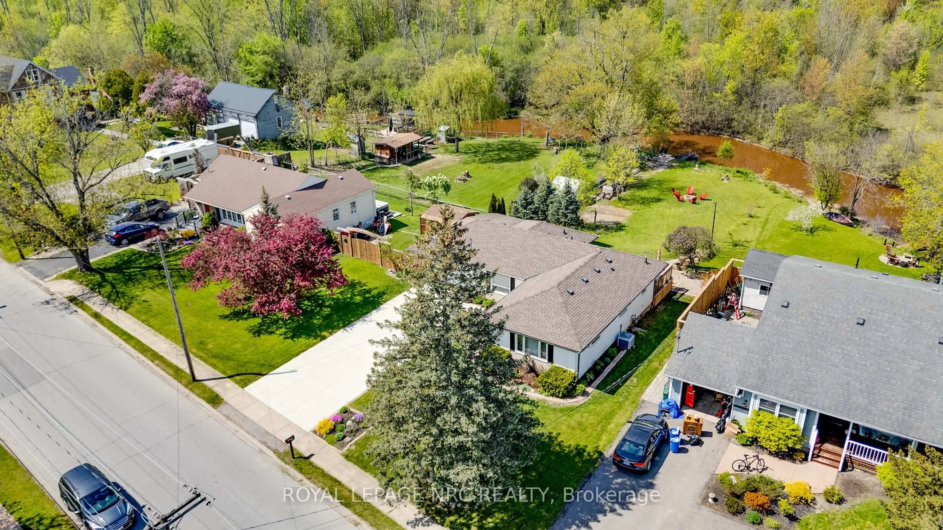 A pic from outside/outdoor area/front of a property/back of a property/a pic from drone, street for 3522 East Main St, Fort Erie Ontario L0S 1S0