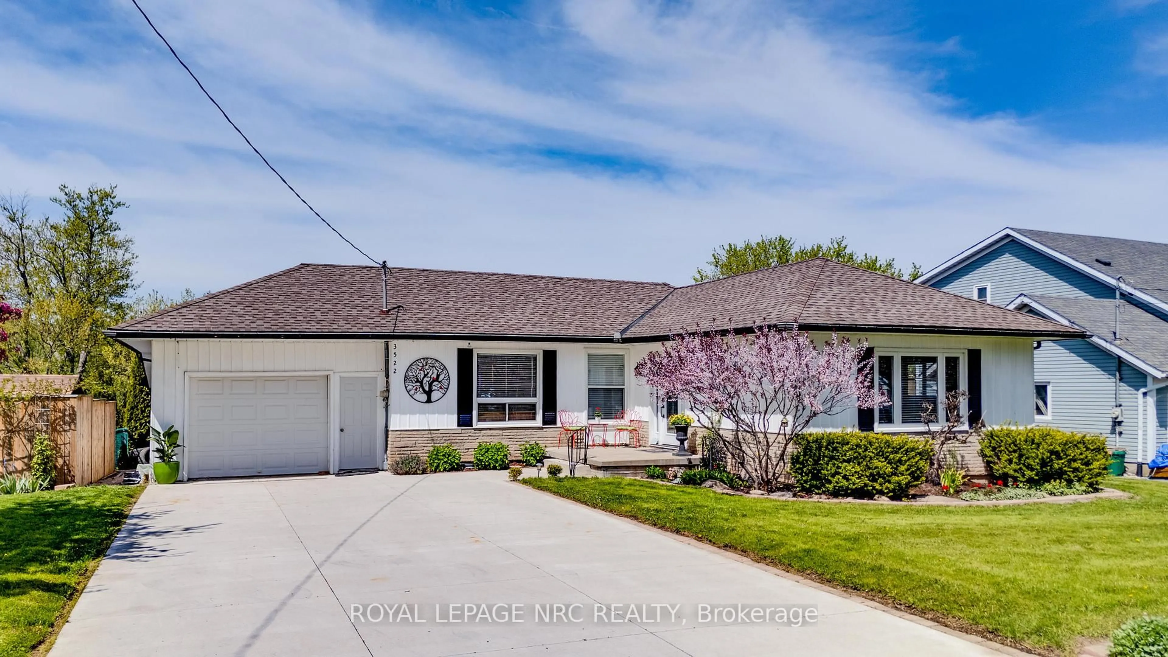 Home with vinyl exterior material, street for 3522 East Main St, Fort Erie Ontario L0S 1S0