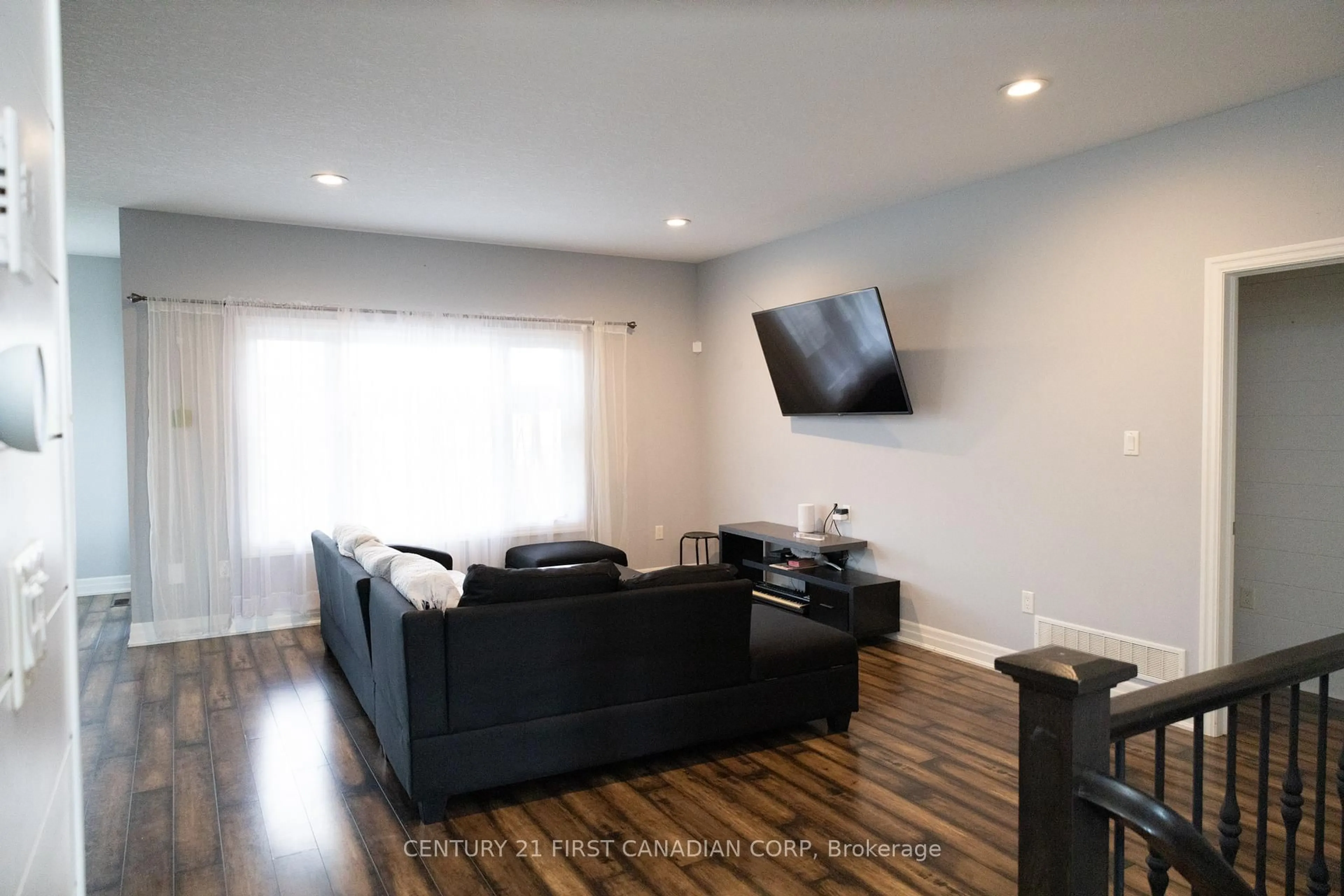 Living room with furniture, wood/laminate floor for 29 Hedges Crt, St. Thomas Ontario N5R 6G4