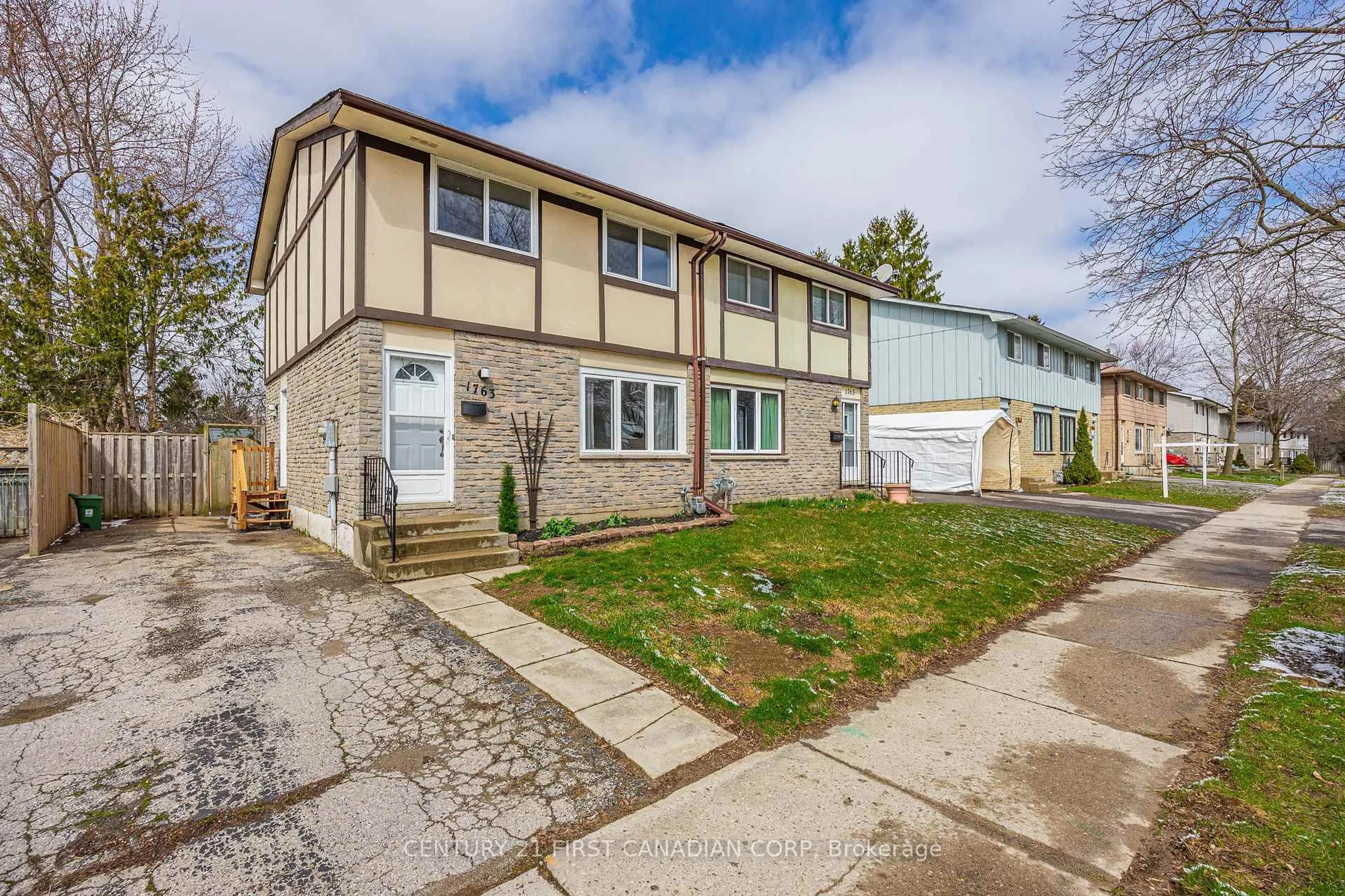 Home with vinyl exterior material, street for 1763 Aldersbrook Rd, London North Ontario N6G 3E2