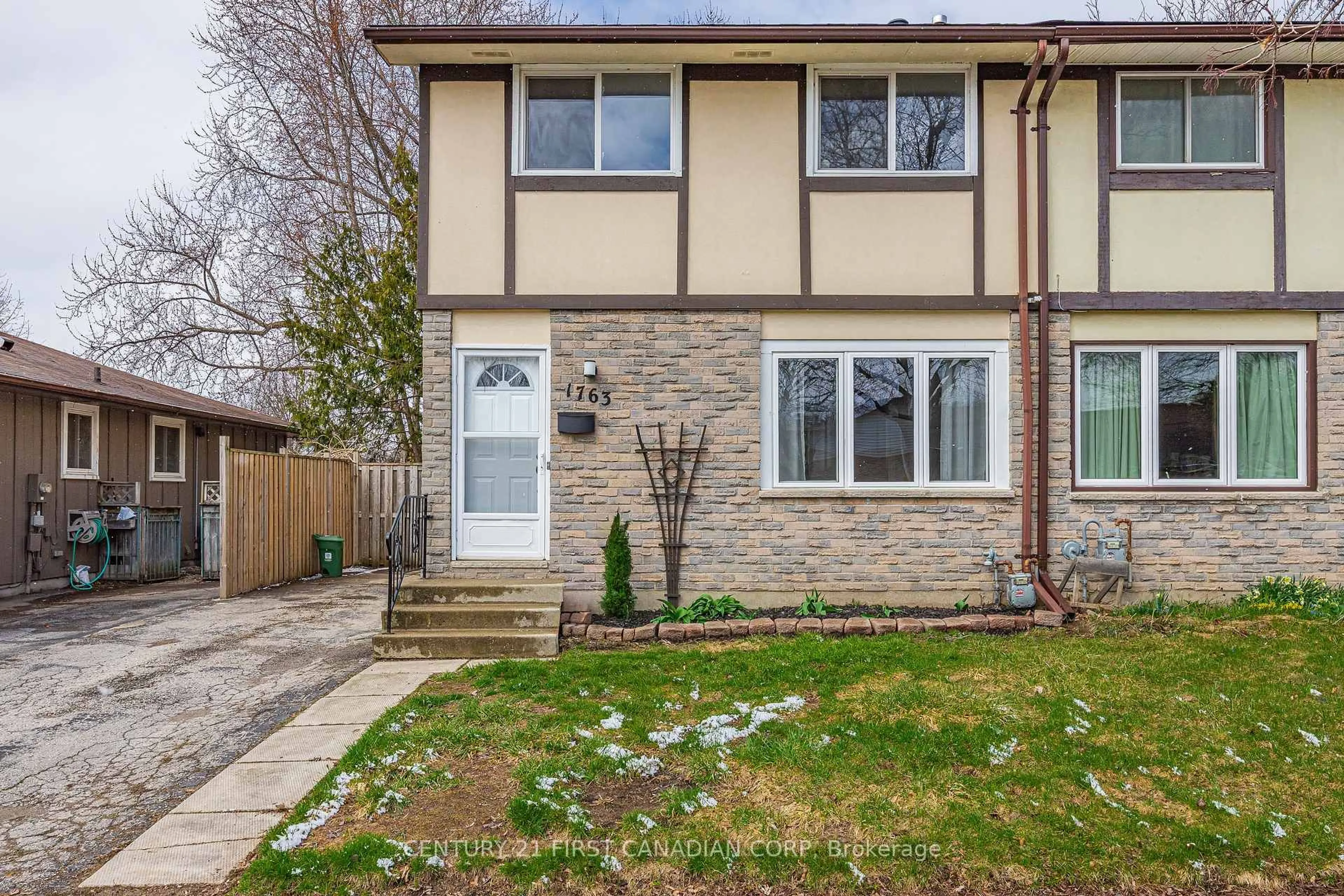 Home with vinyl exterior material, street for 1763 Aldersbrook Rd, London North Ontario N6G 3E2