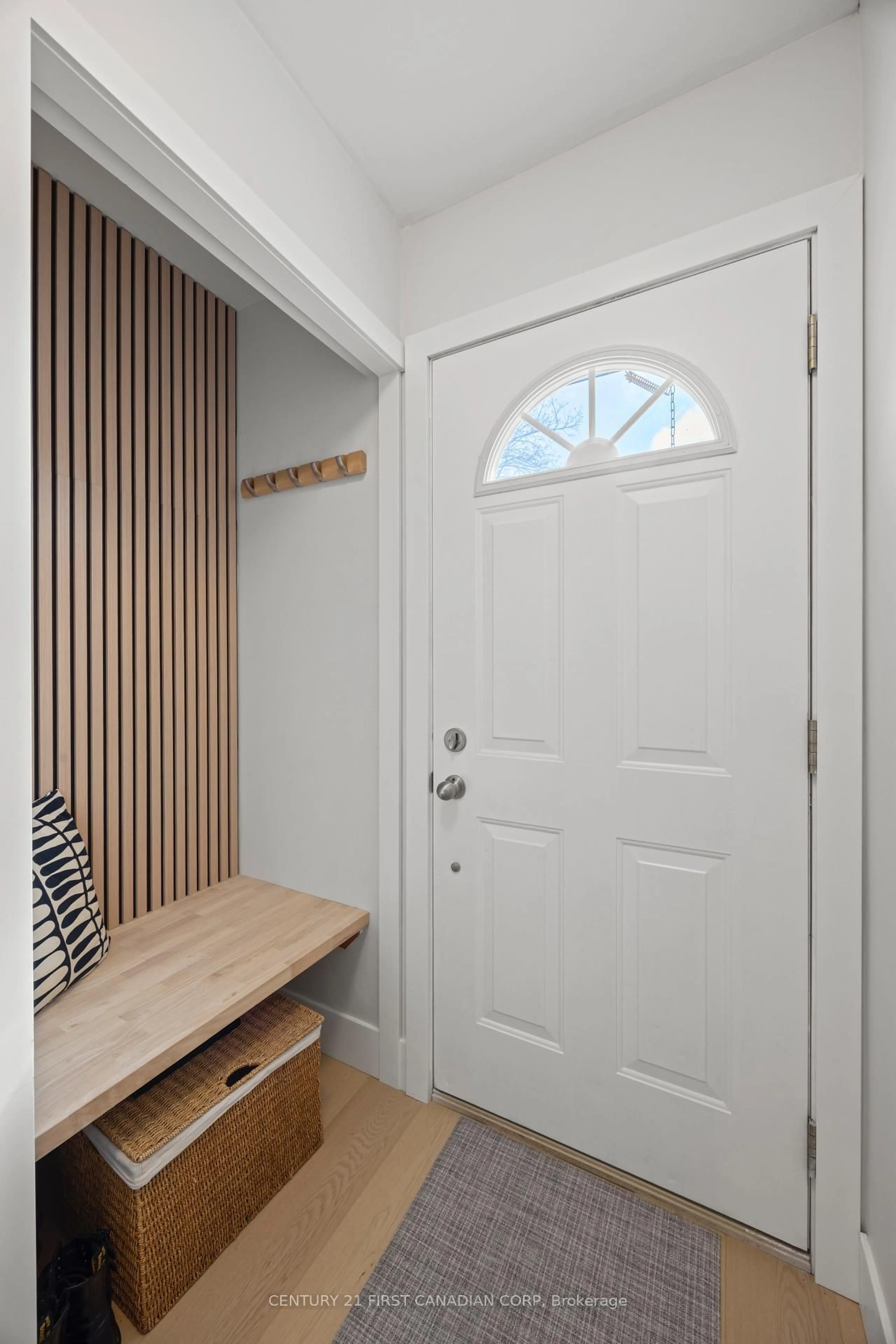 Indoor entryway for 1763 Aldersbrook Rd, London North Ontario N6G 3E2