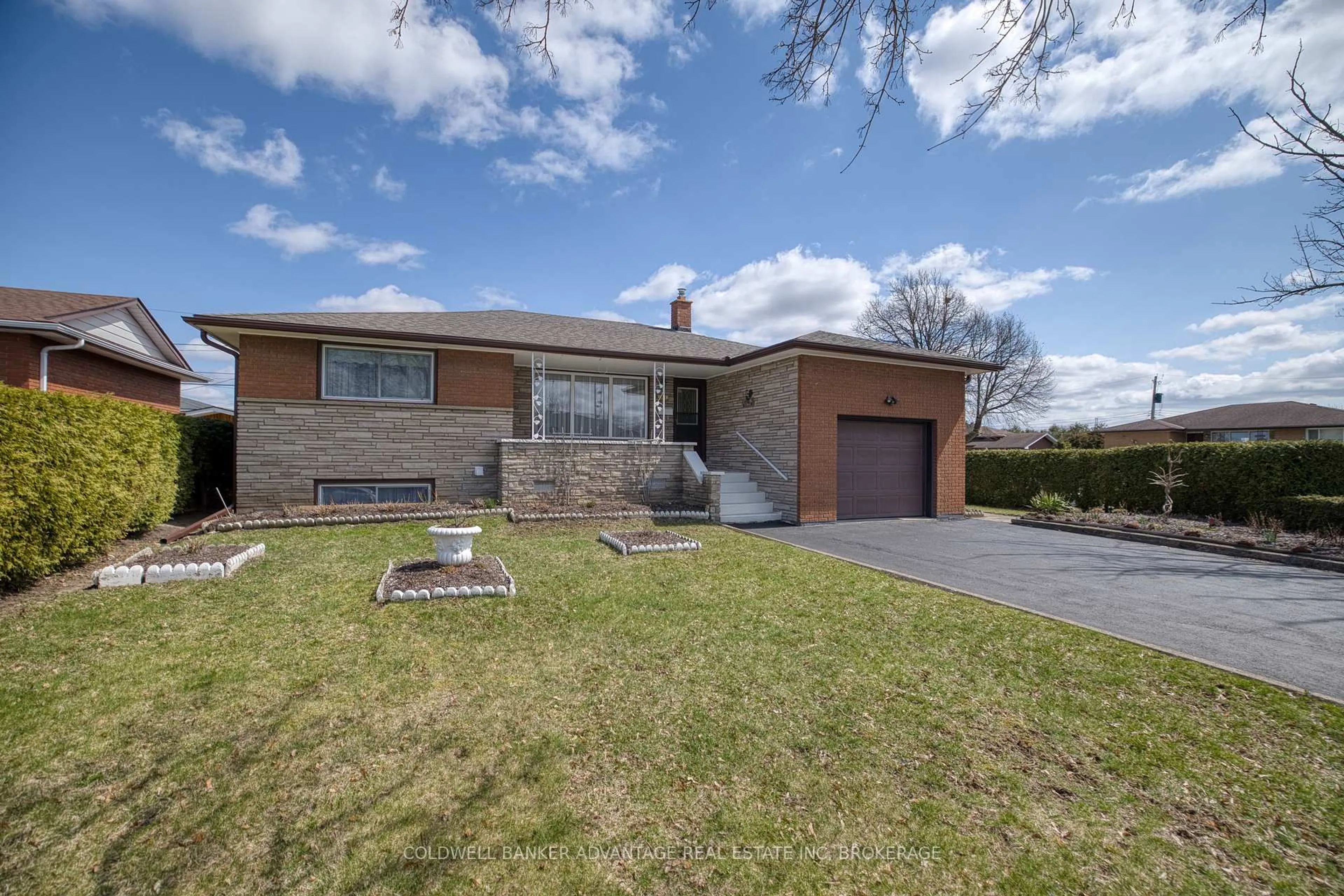 A pic from outside/outdoor area/front of a property/back of a property/a pic from drone, street for 108 St. Andrews Ave, Welland Ontario L3B 1E4