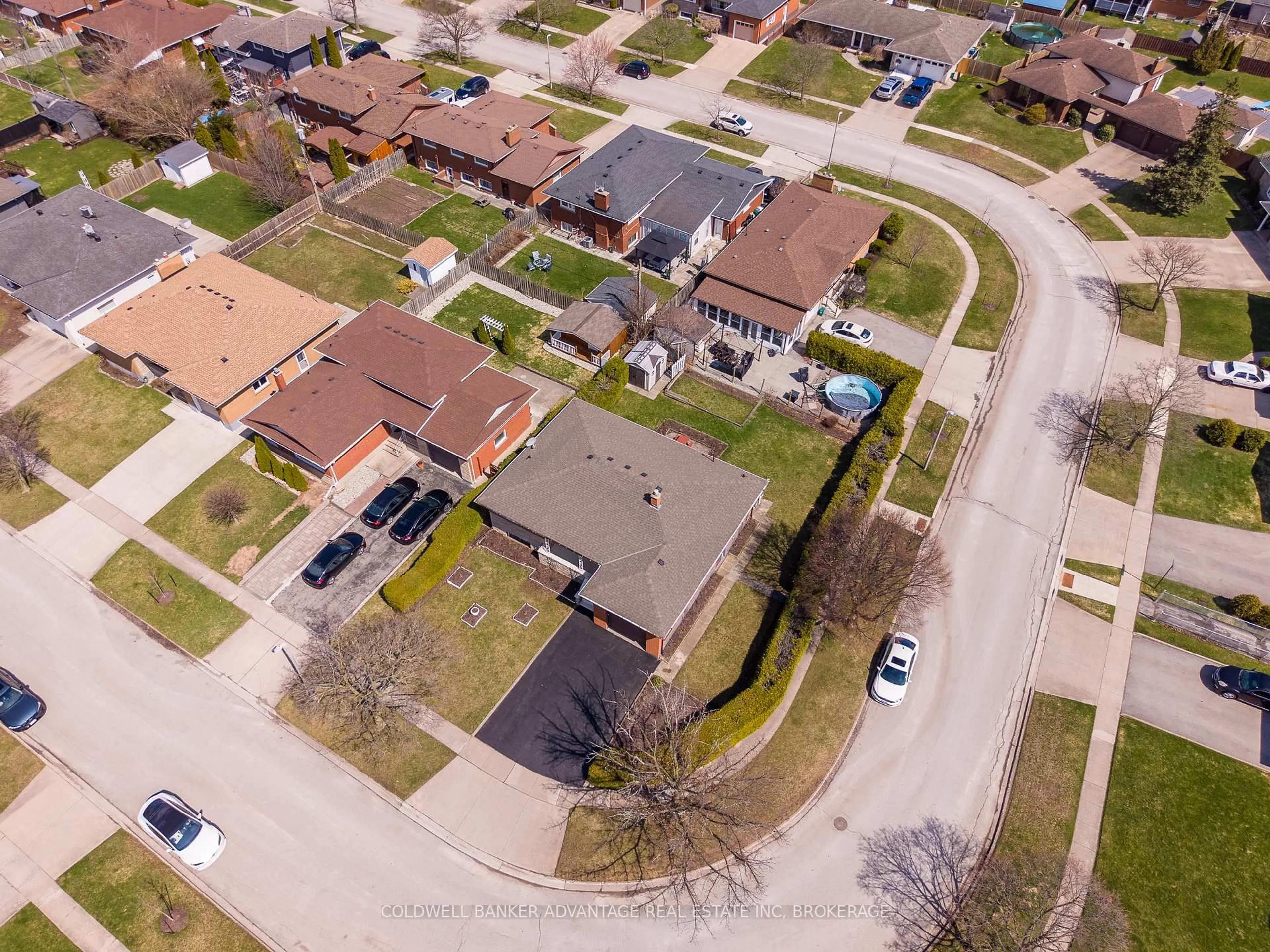 A pic from outside/outdoor area/front of a property/back of a property/a pic from drone, street for 108 St. Andrews Ave, Welland Ontario L3B 1E4