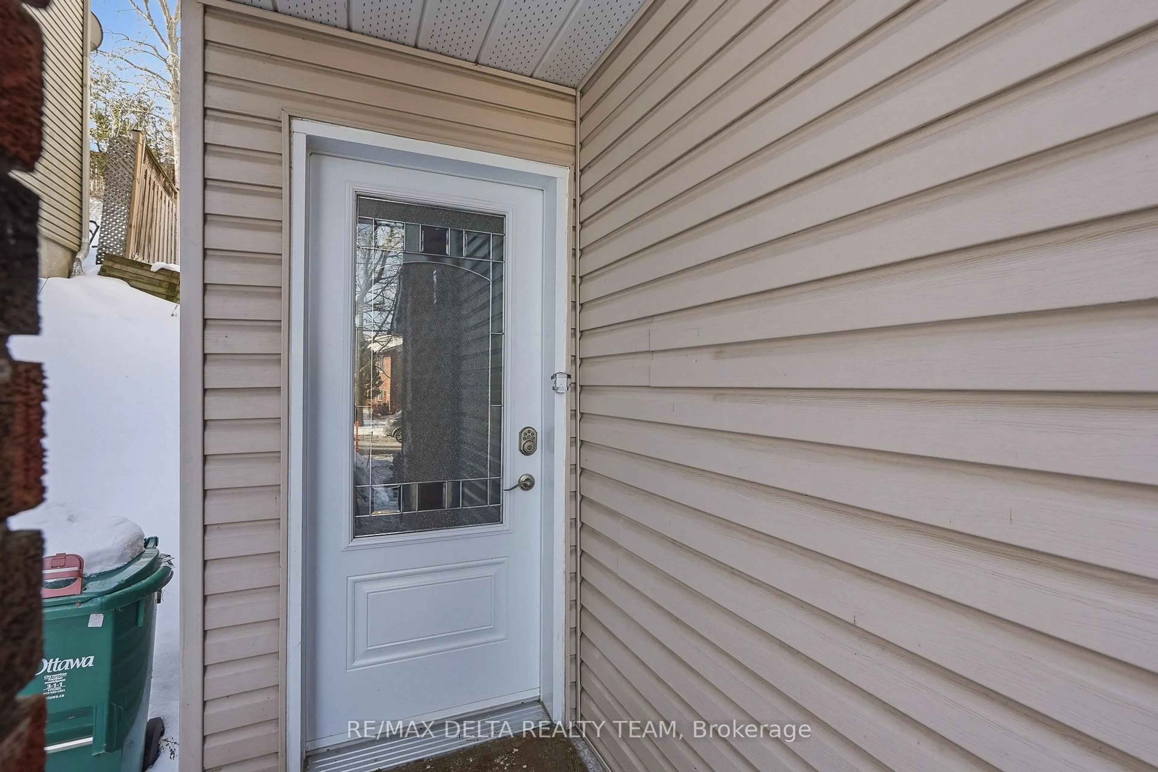 Indoor entryway for 198 Provender Ave, Ottawa Ontario K1K 4N7