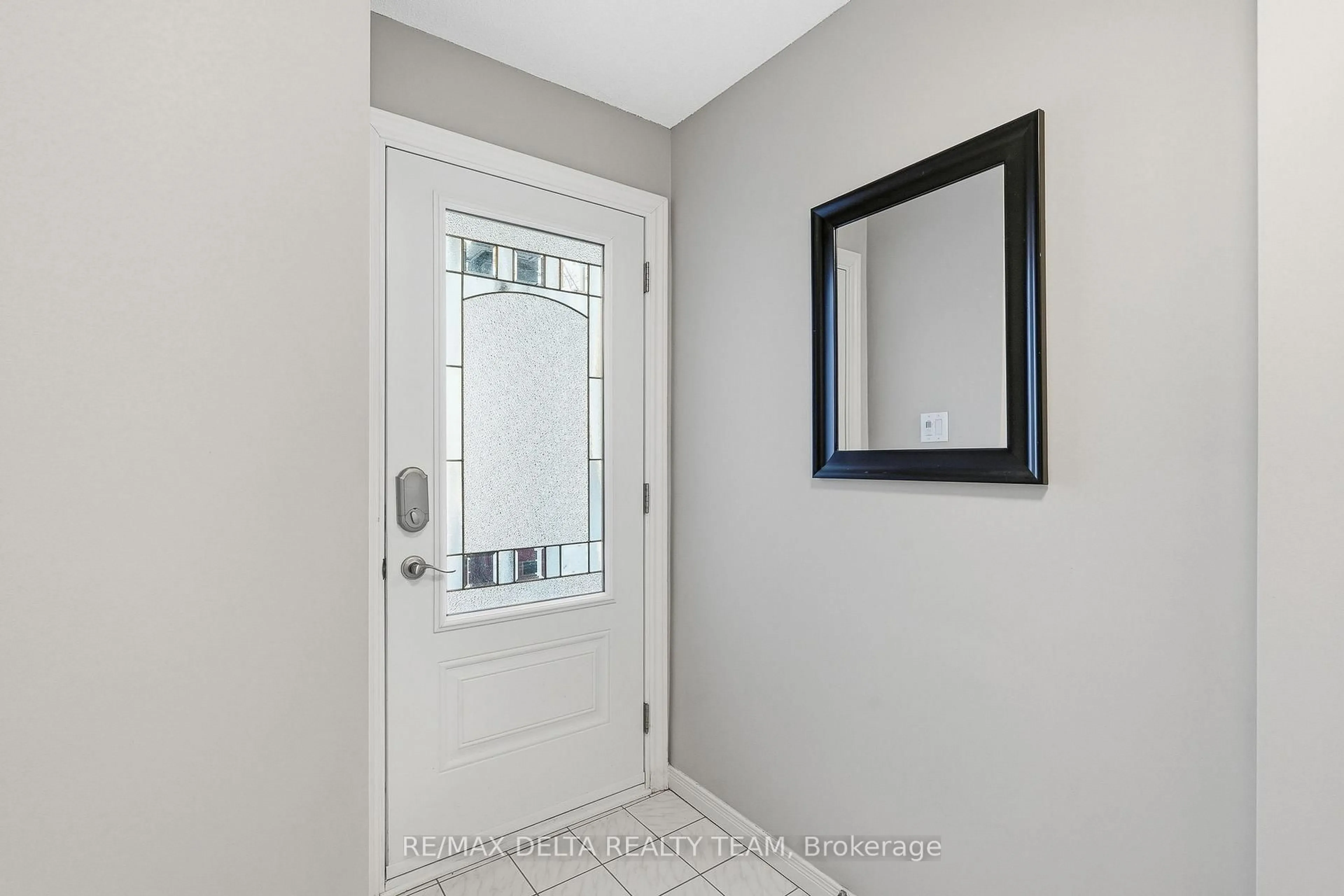 Indoor entryway for 198 Provender Ave, Ottawa Ontario K1K 4N7