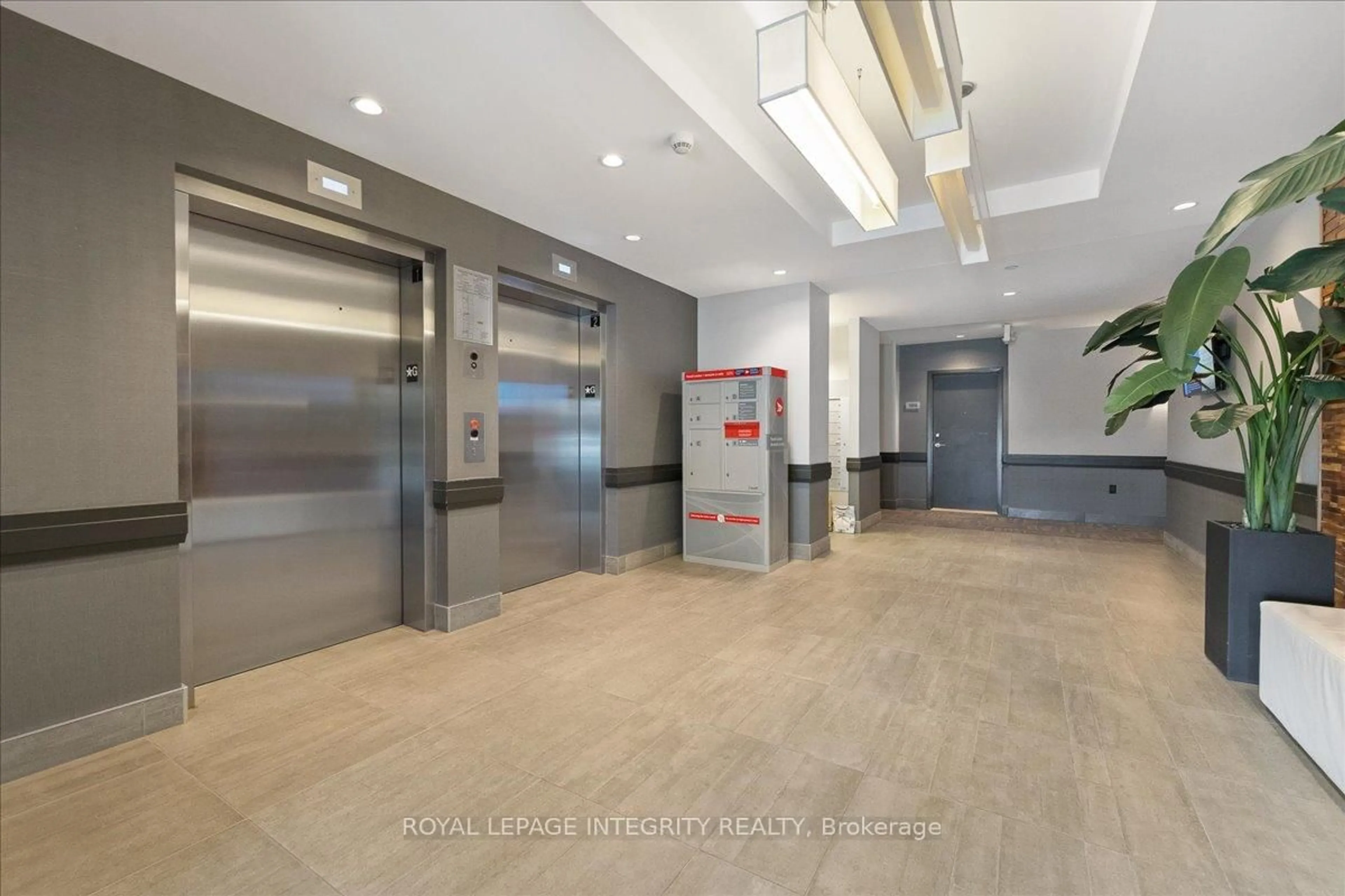 Indoor foyer for 120 Prestige Circ #412, Ottawa Ontario K4A 1B4