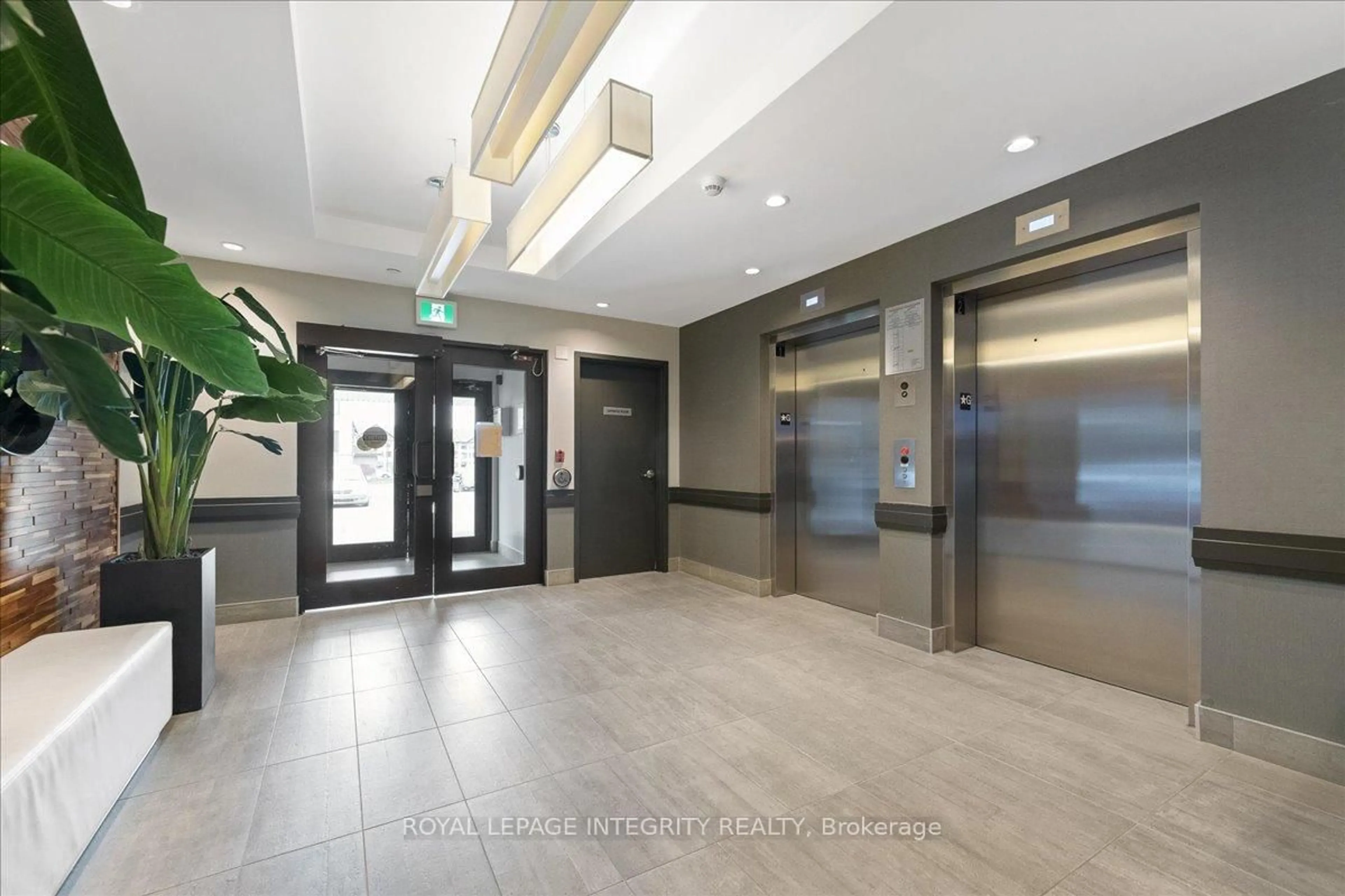 Indoor foyer for 120 Prestige Circ #412, Ottawa Ontario K4A 1B4
