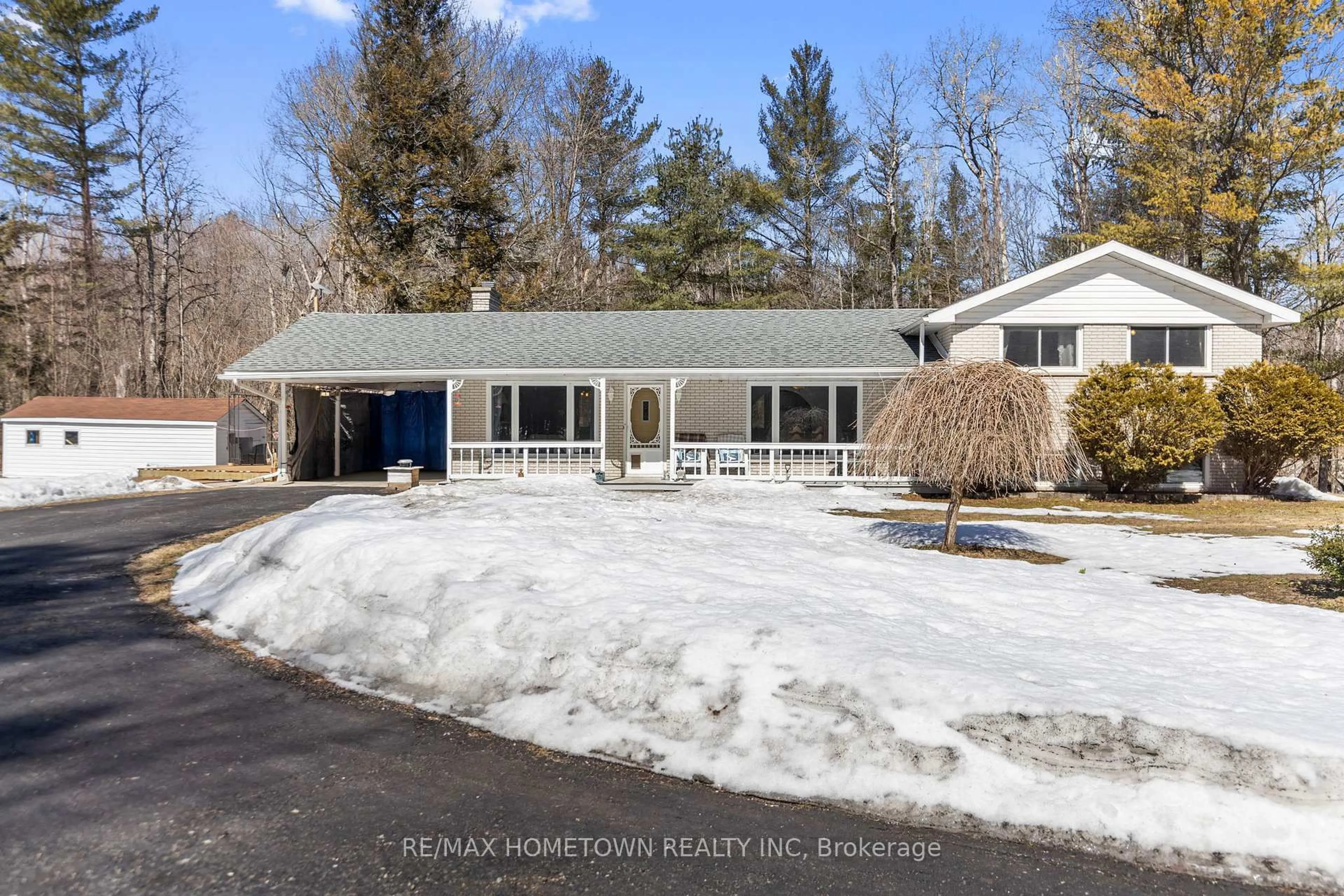 A pic from outside/outdoor area/front of a property/back of a property/a pic from drone, unknown for 26 Hallecks Rd, Front of Yonge Ontario K0E 1R0