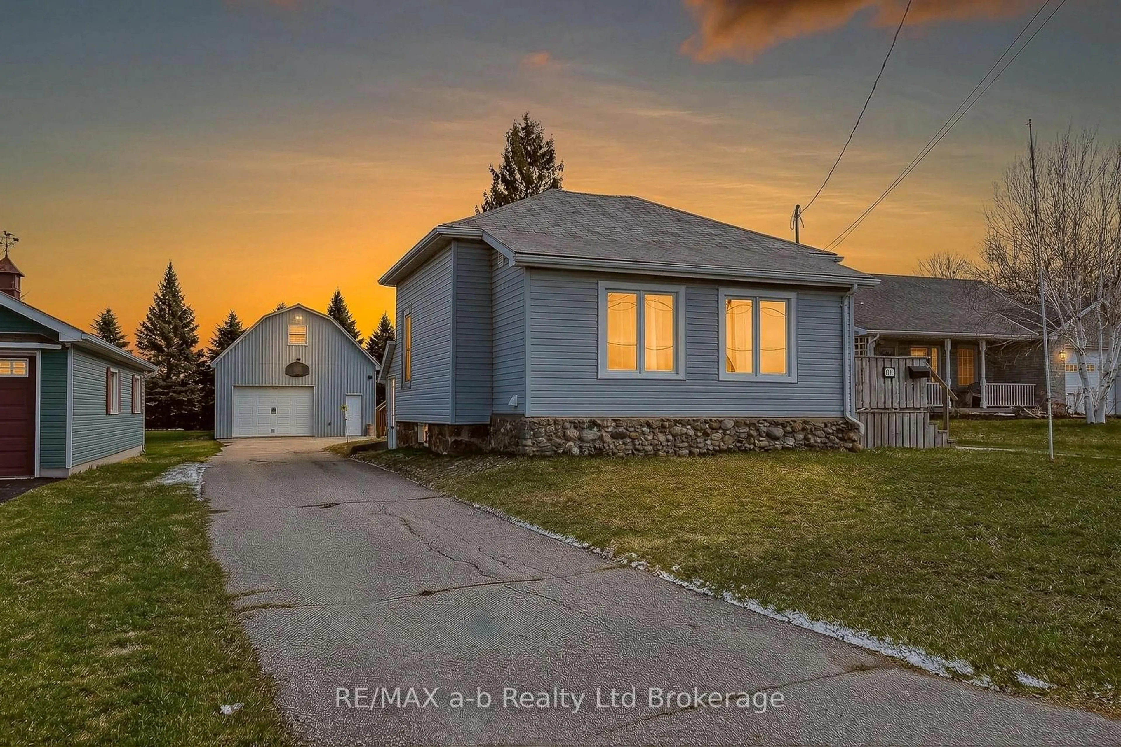 A pic from outside/outdoor area/front of a property/back of a property/a pic from drone, street for 191 Whiting St, Ingersoll Ontario N5C 3B6