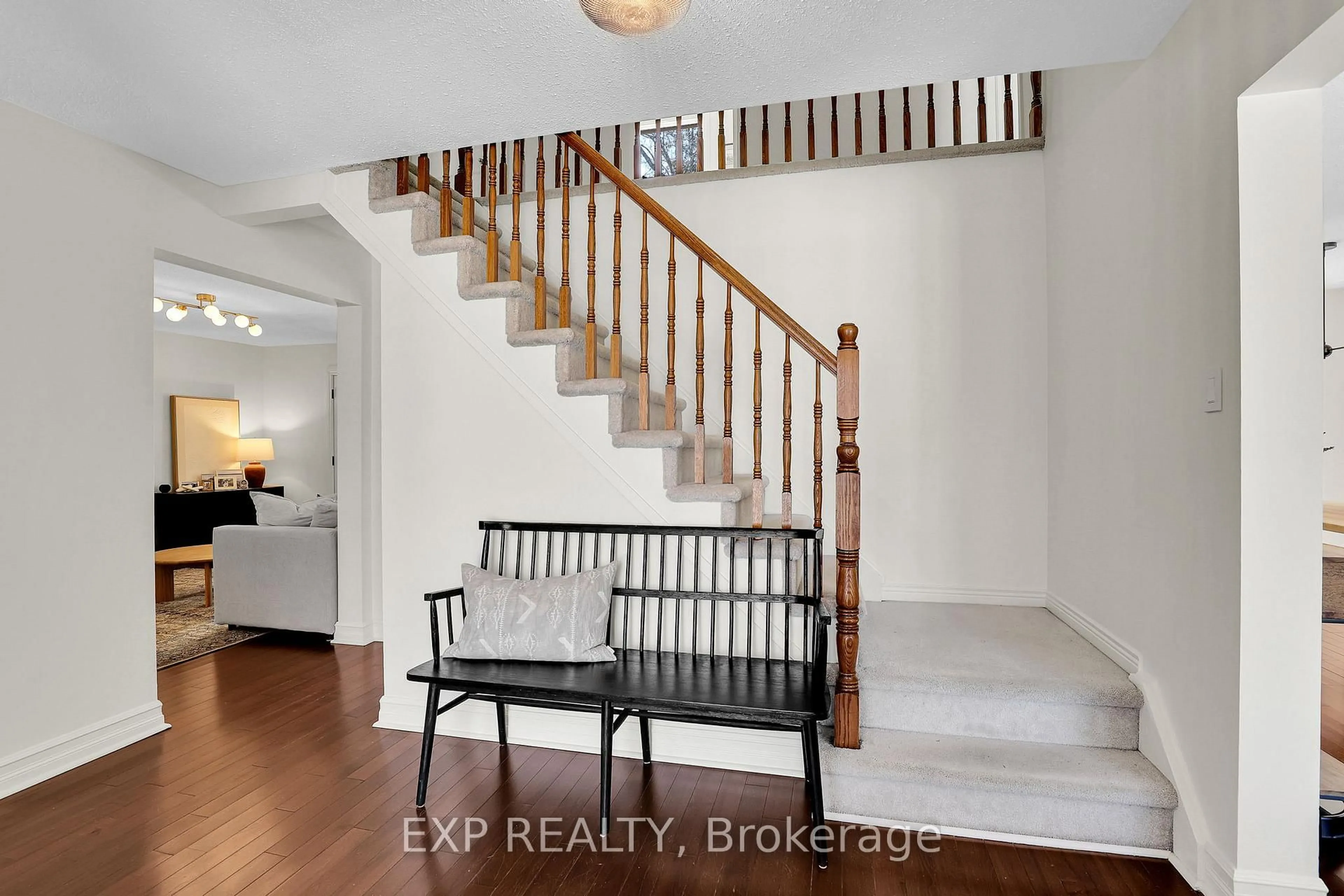 Indoor entryway for 17 Shady Branch Tr, Ottawa Ontario K2S 1E1