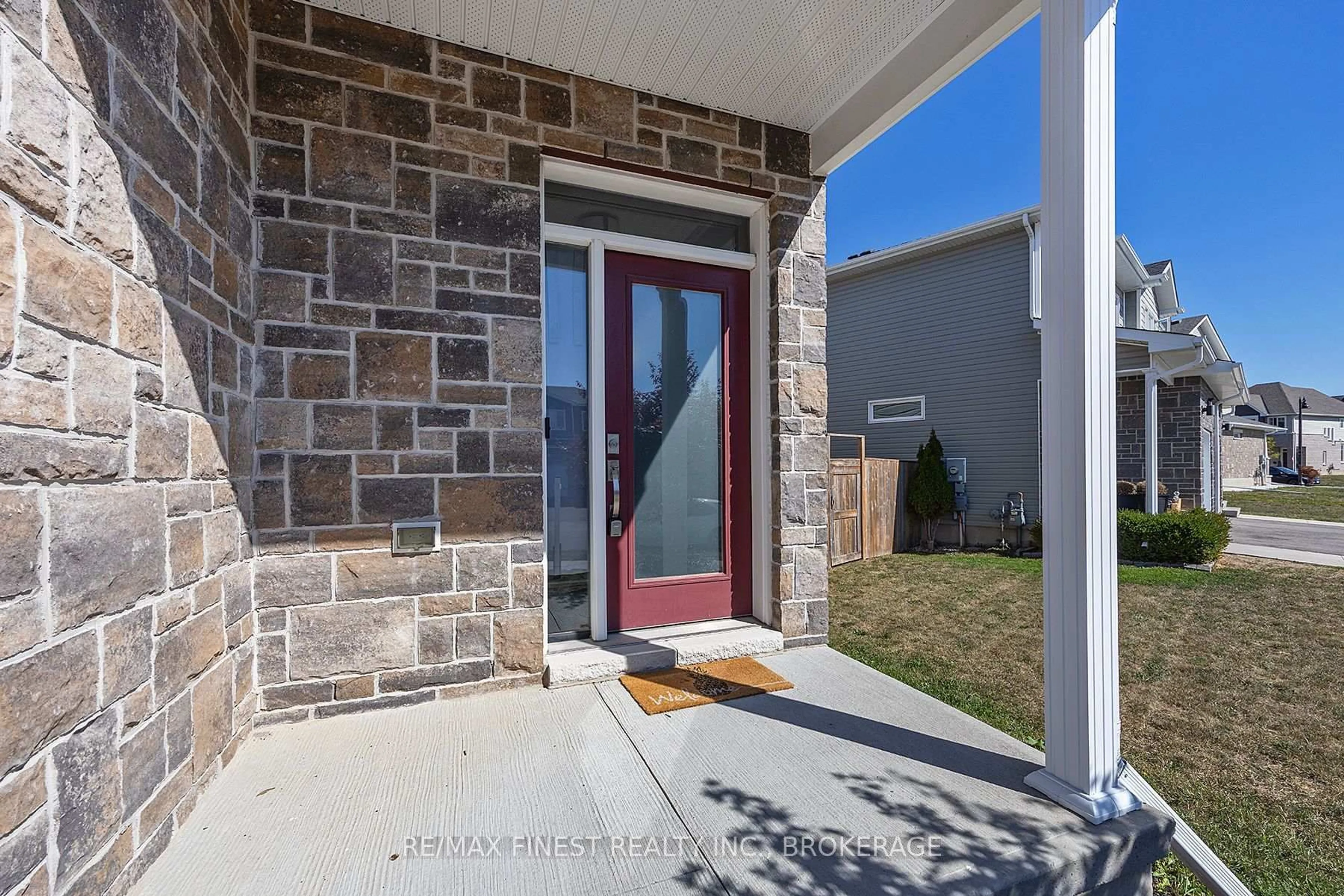 Indoor entryway for 1376 Tremont Dr, Kingston Ontario K7P 0M6