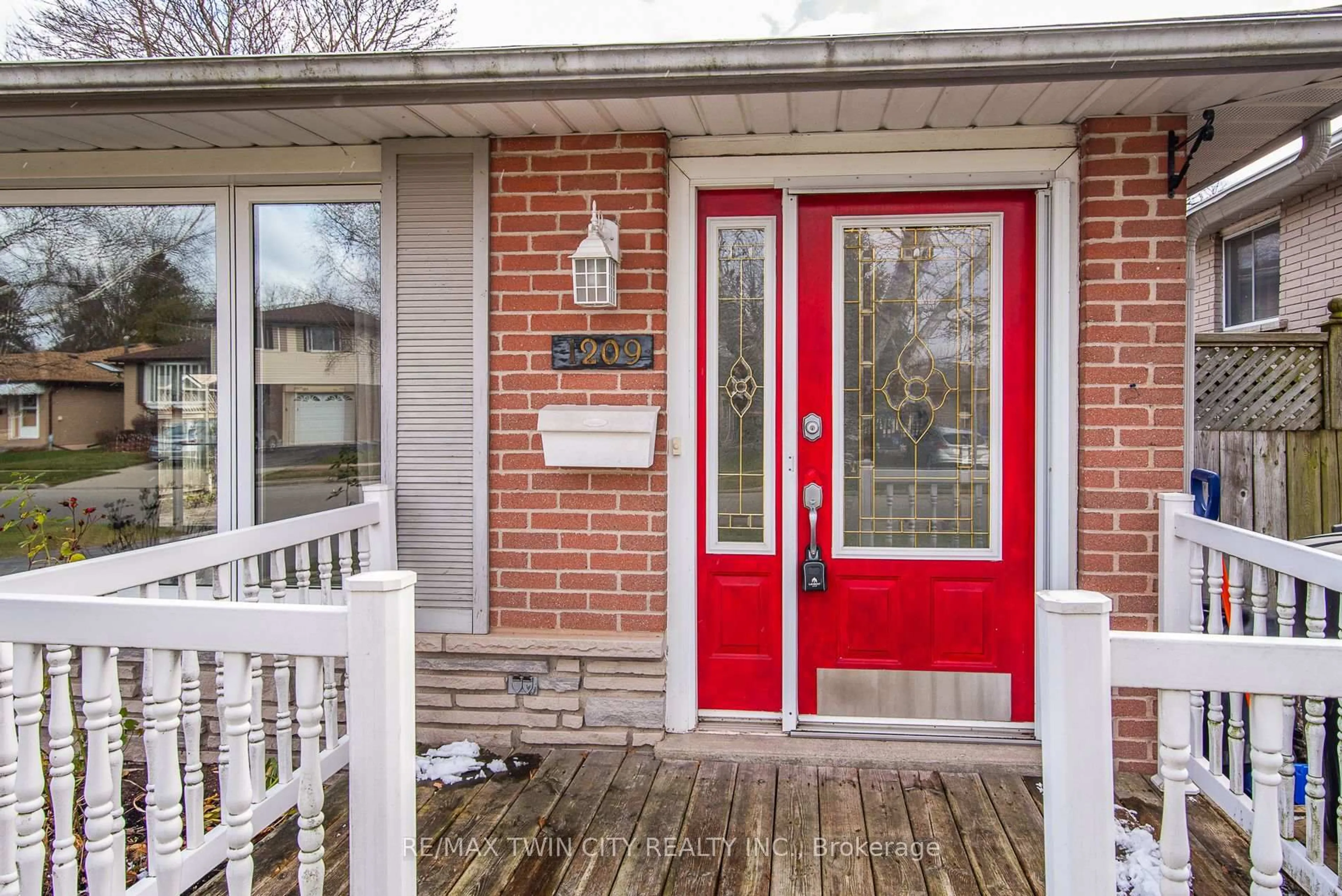 Indoor entryway for 1209 Valentine Dr, Cambridge Ontario N3H 2P1