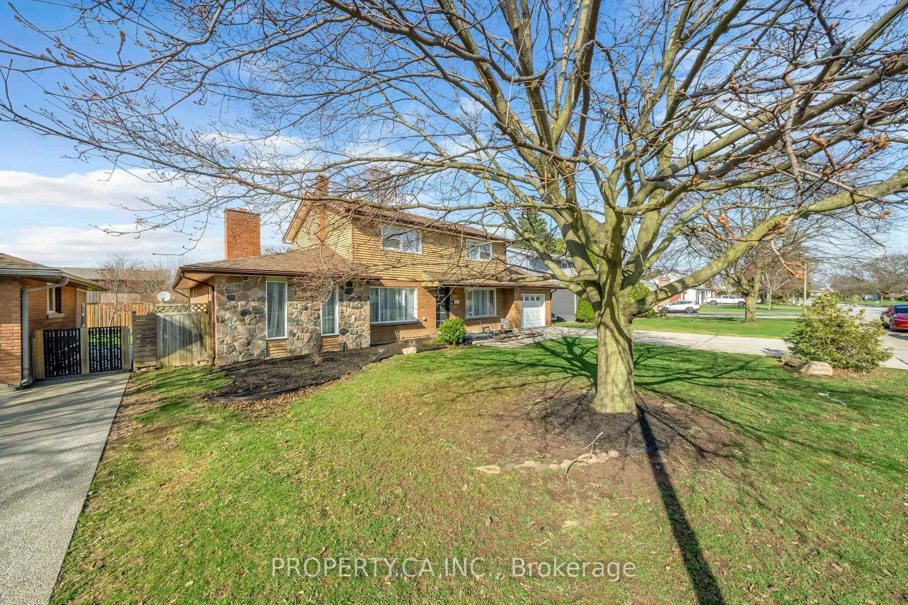 A pic from outside/outdoor area/front of a property/back of a property/a pic from drone, unknown for 7063 McGill St, Niagara Falls Ontario L2J 1L8