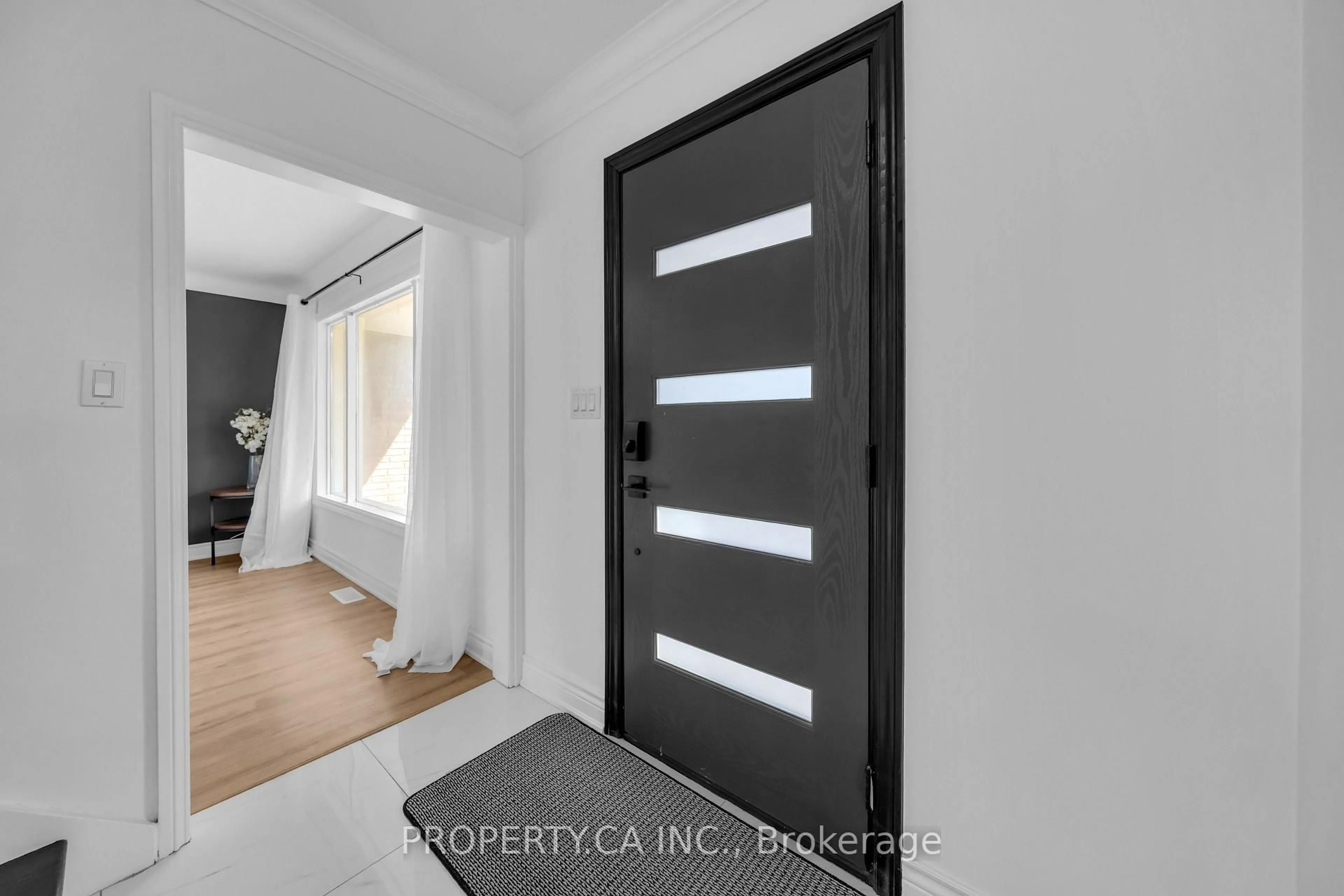 Indoor entryway for 7063 McGill St, Niagara Falls Ontario L2J 1L8