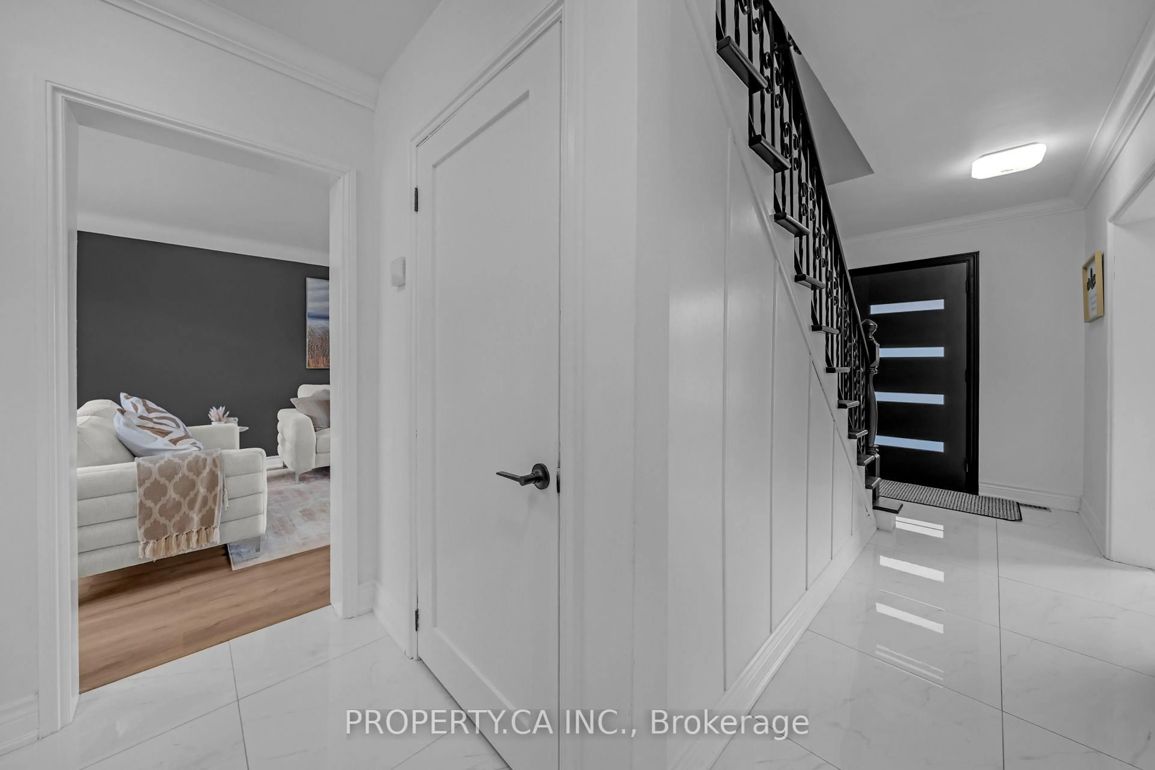 Indoor entryway for 7063 McGill St, Niagara Falls Ontario L2J 1L8