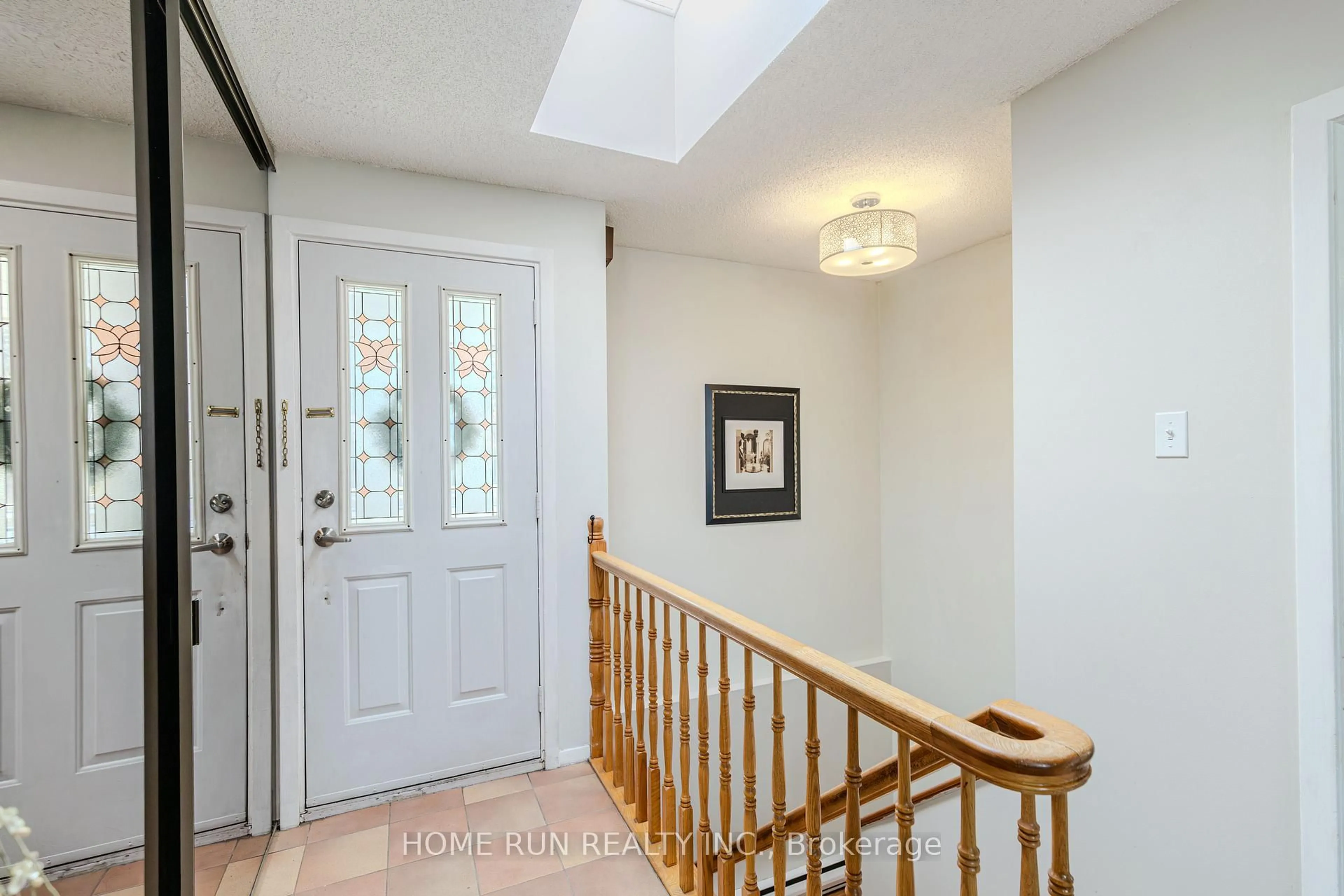 Indoor entryway for 2437 Baseline Rd, Ottawa Ontario K2C 0E3