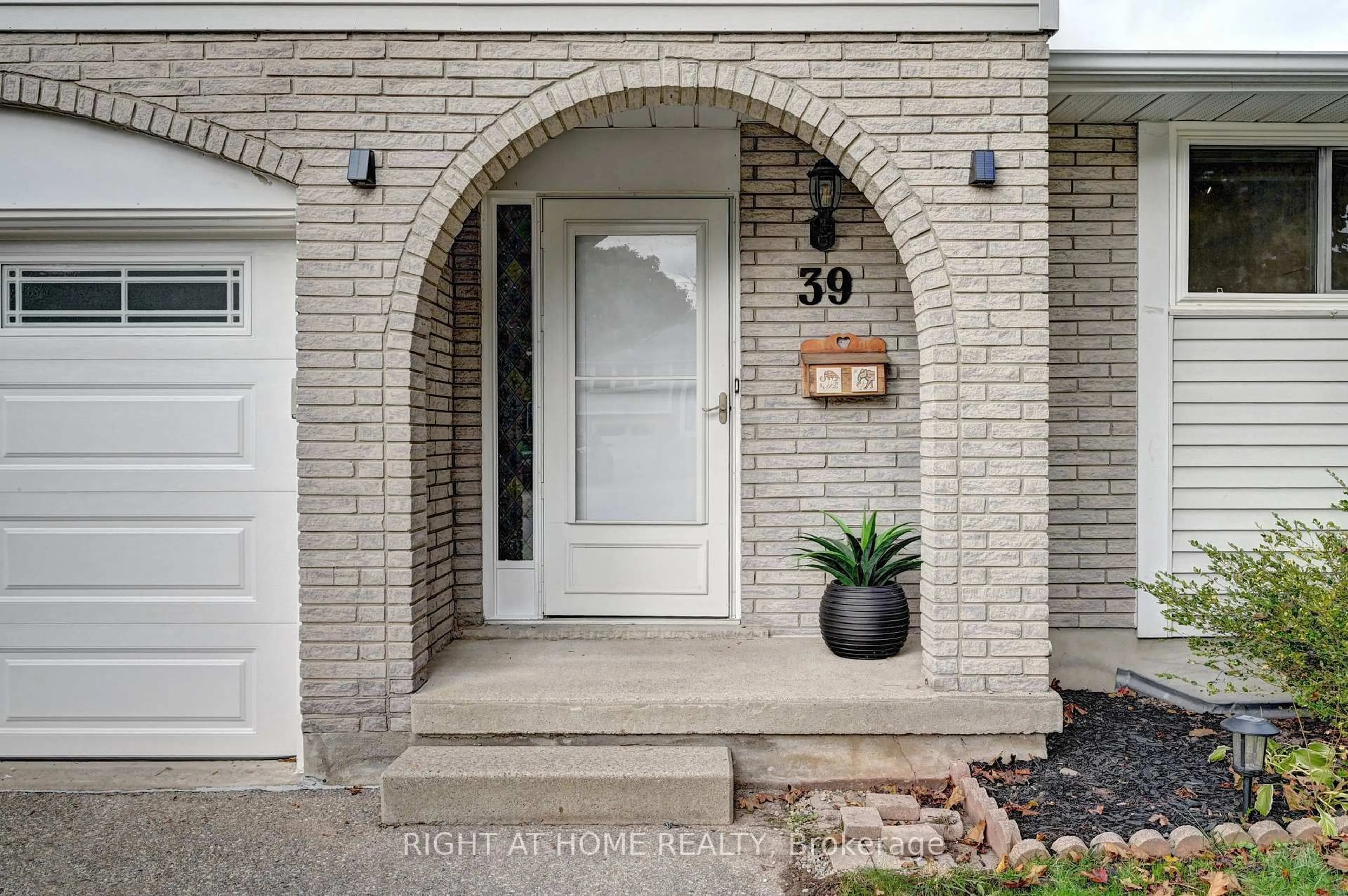Indoor entryway for 39 Southwood Dr, Kitchener Ontario N2E 2E6