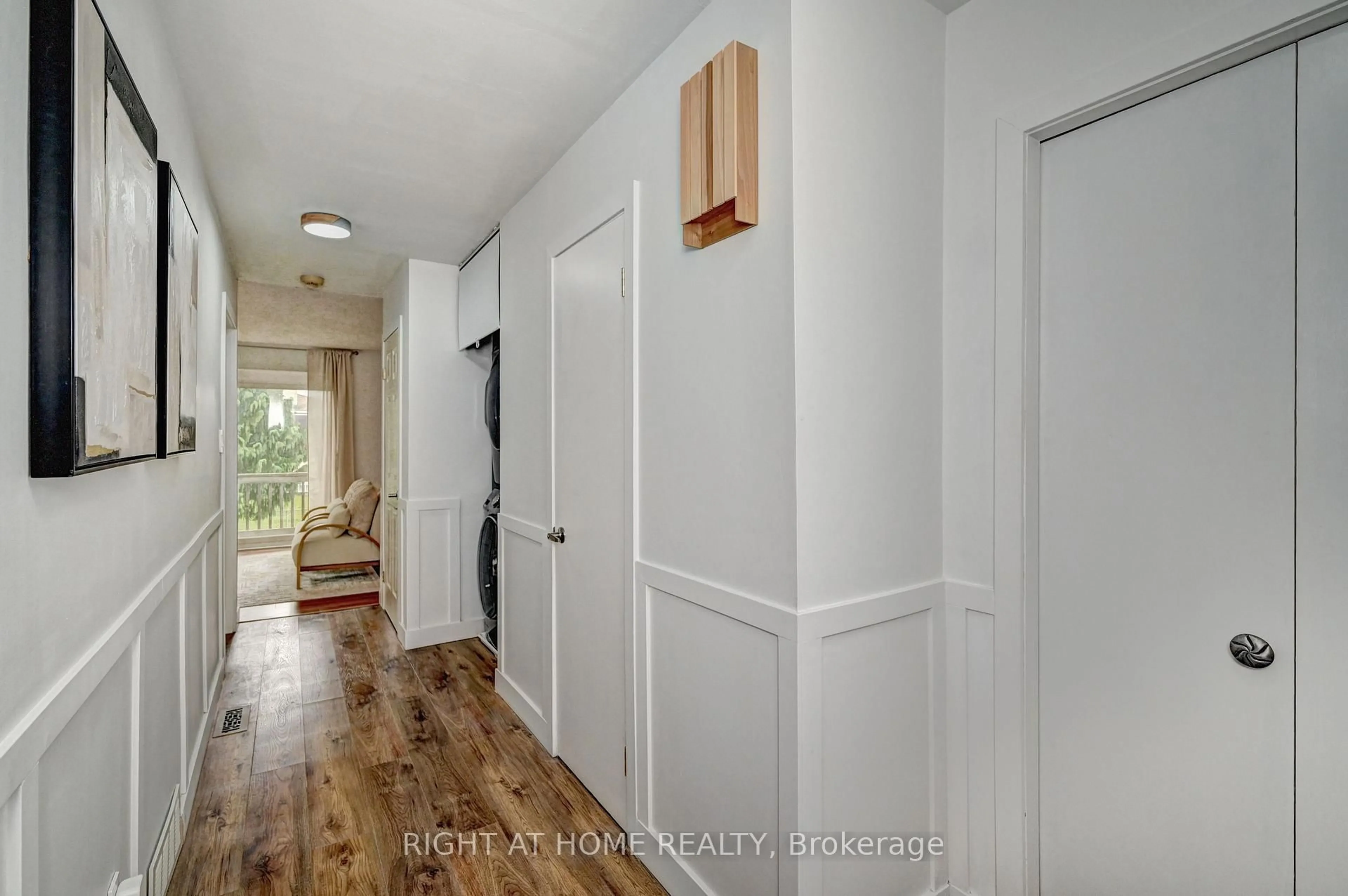 Indoor entryway for 39 Southwood Dr, Kitchener Ontario N2E 2E6