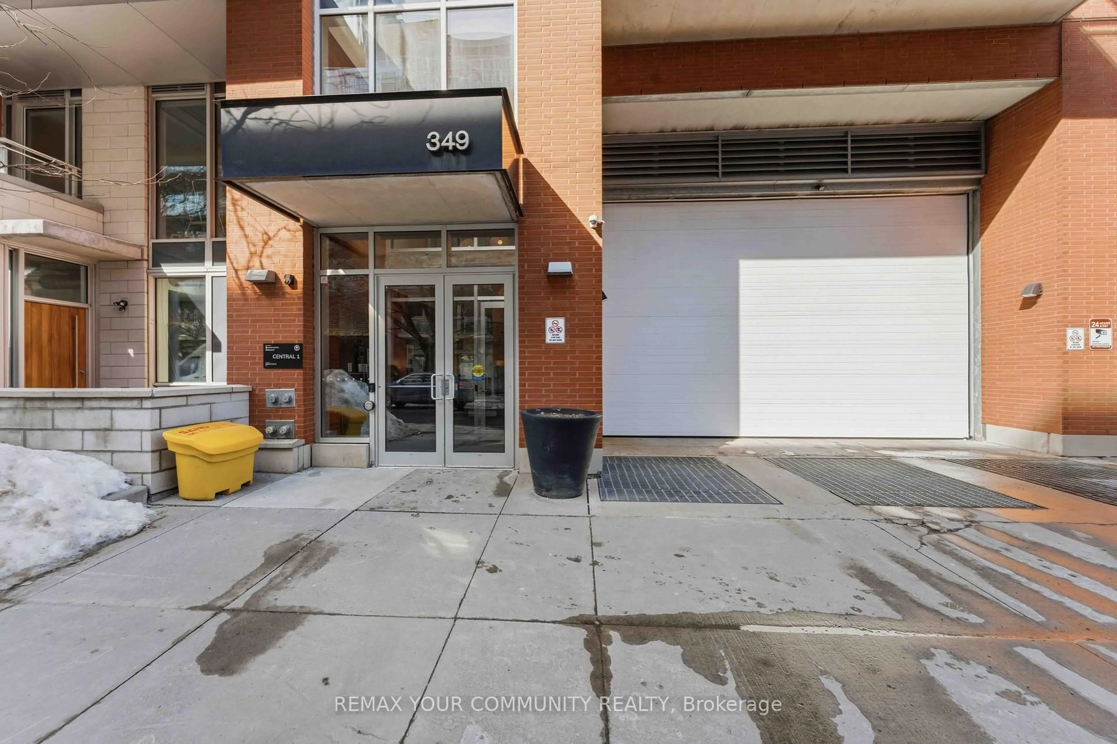 Indoor foyer for 349 Mcleod St #431, Ottawa Ontario K2P 0S1