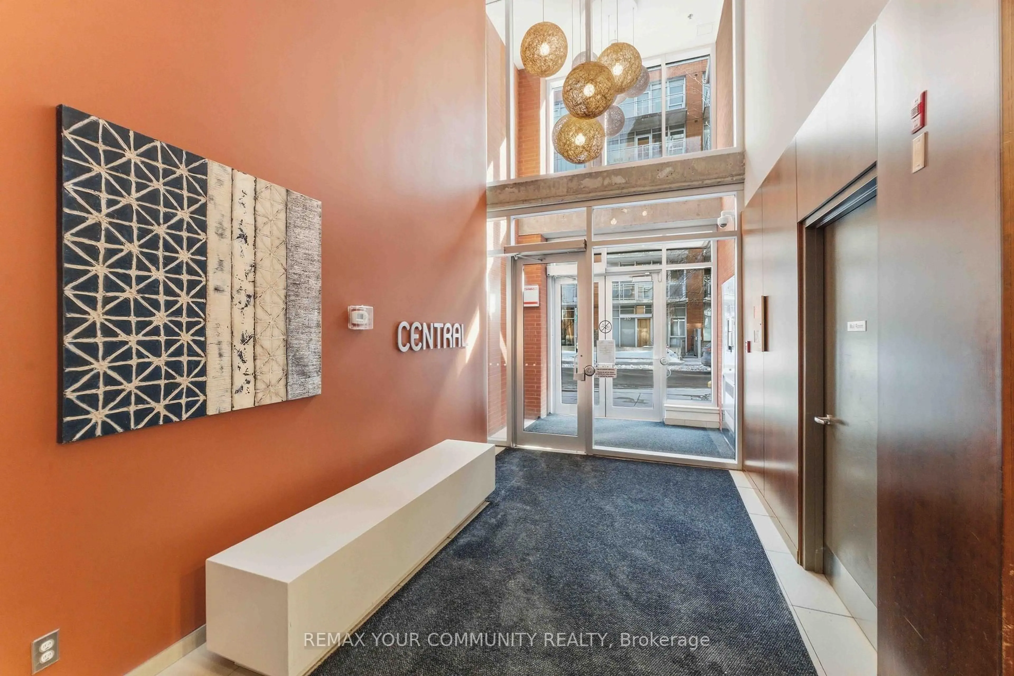 Indoor foyer for 349 Mcleod St #431, Ottawa Ontario K2P 0S1