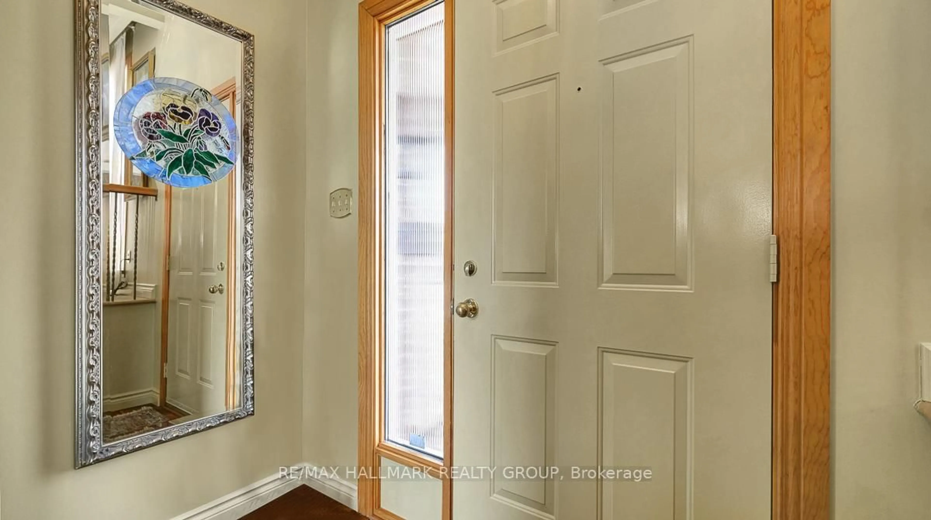 Indoor entryway for 12 Woodhill Cres, Ottawa Ontario K1B 3B6