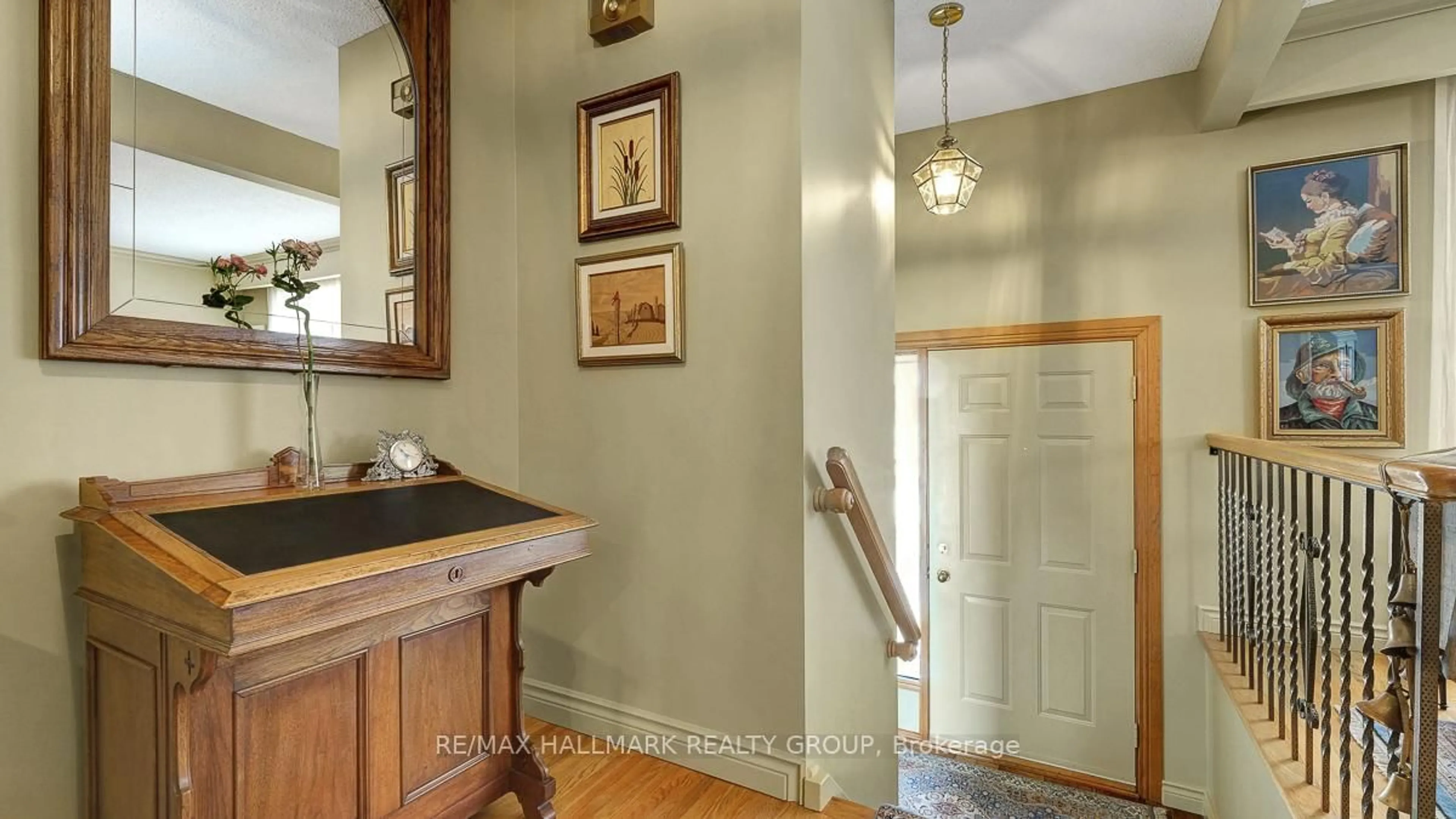Indoor entryway for 12 Woodhill Cres, Ottawa Ontario K1B 3B6
