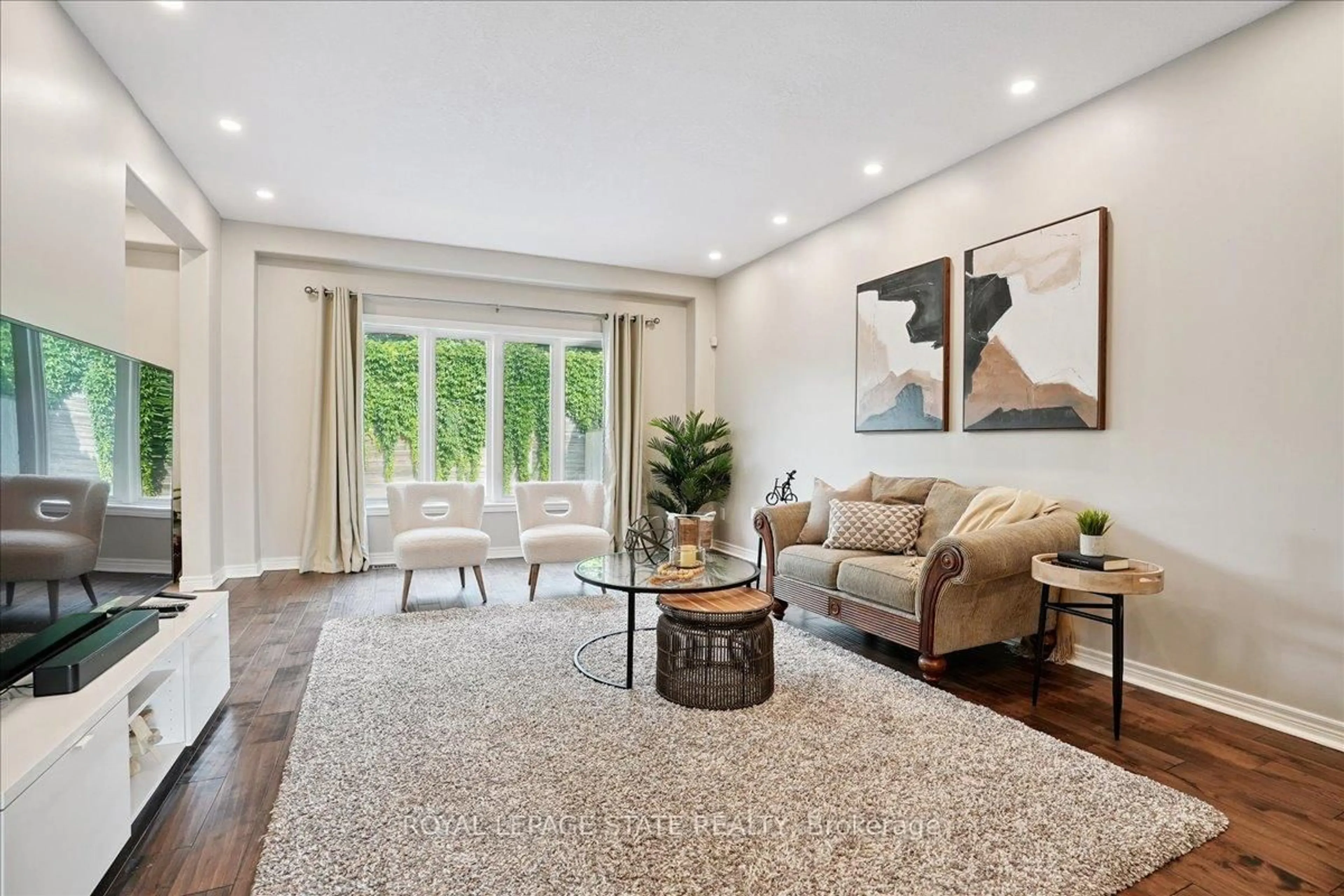 Living room with furniture, unknown for 95 Hemlock Way, Grimsby Ontario L3M 0A9