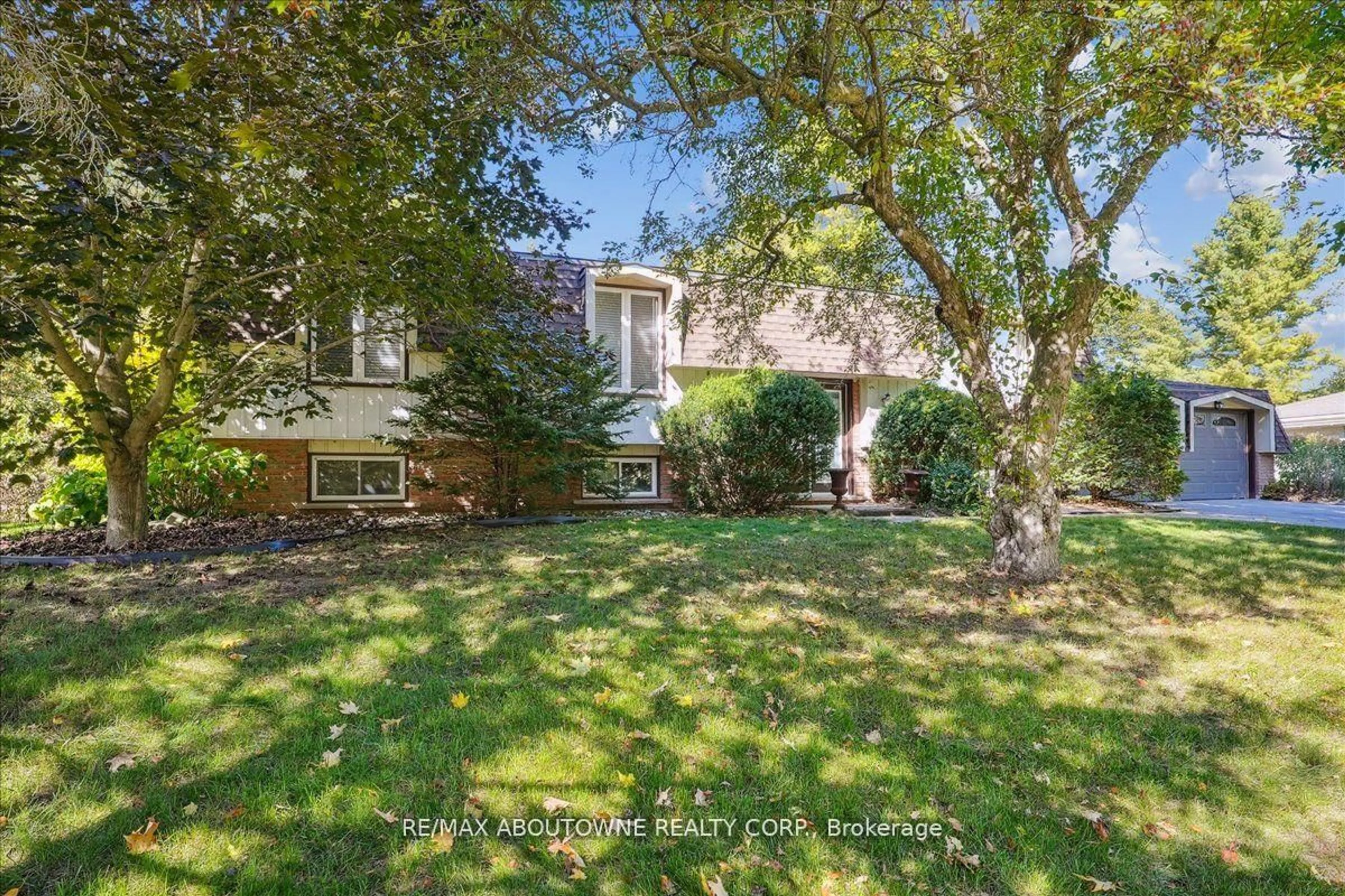 A pic from outside/outdoor area/front of a property/back of a property/a pic from drone, unknown for 25 Bannisdale Way, Hamilton Ontario L0R 1H2