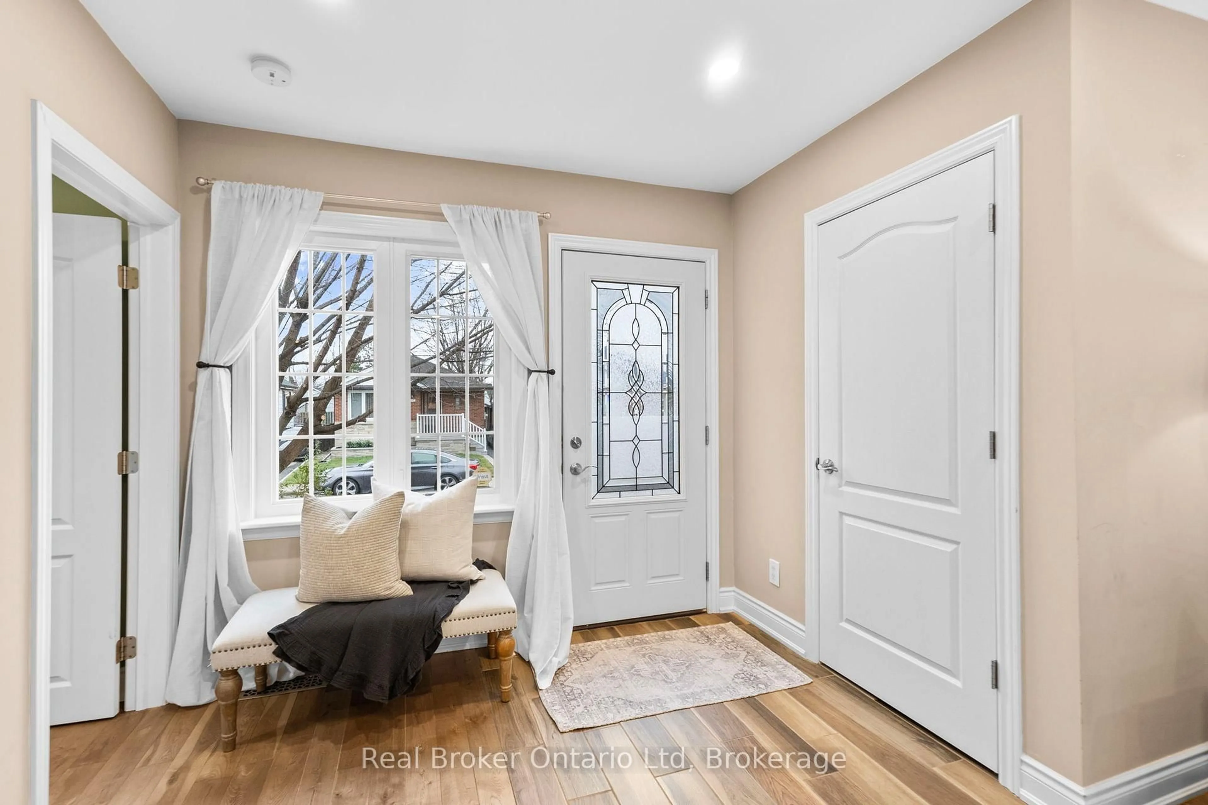 Indoor entryway for 196 Ivon Ave, Hamilton Ontario L8H 5S8