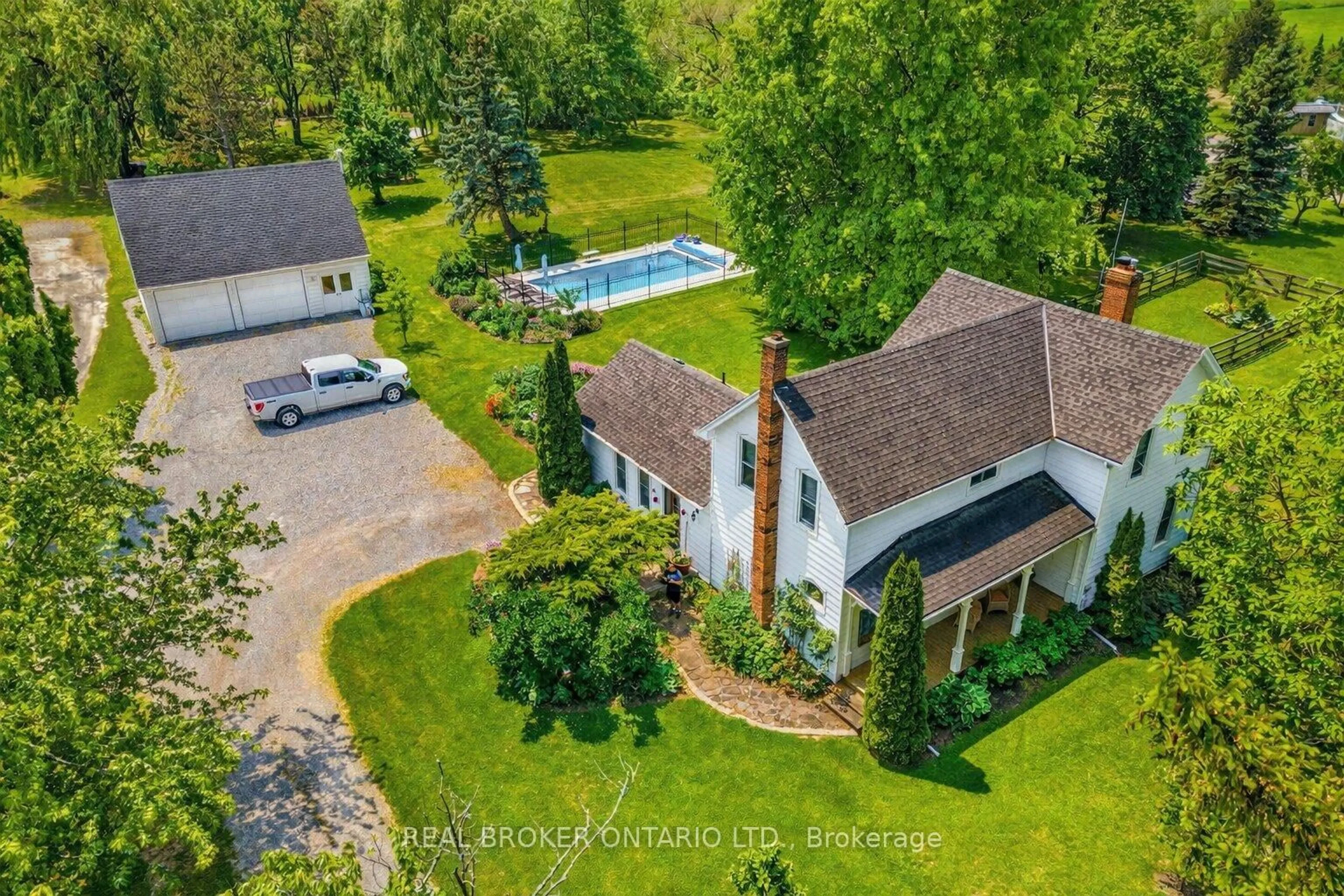 A pic from outside/outdoor area/front of a property/back of a property/a pic from drone, water/lake/river/ocean view for 519 Queenston Rd, Niagara-on-the-Lake Ontario L0S 1J0