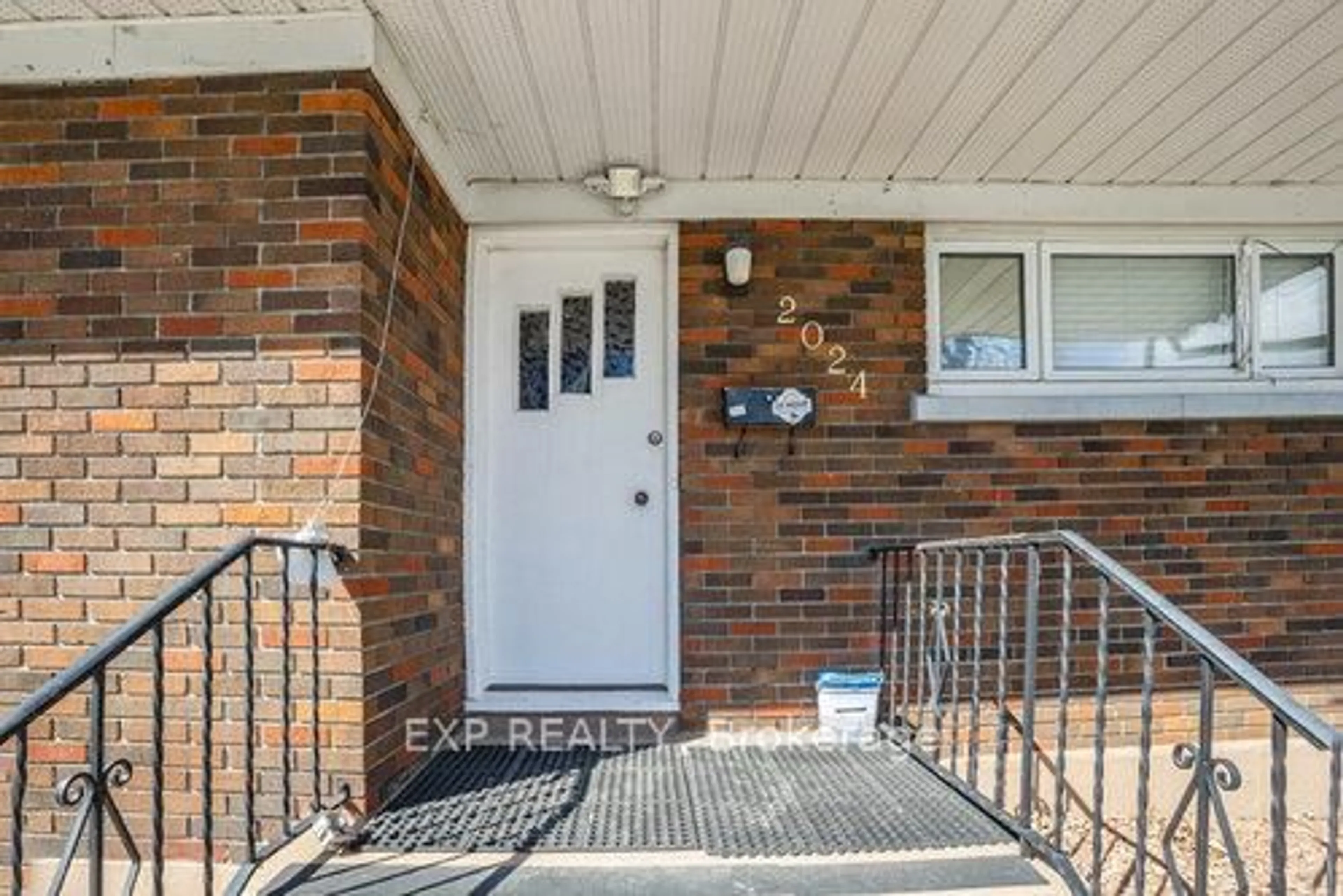 Indoor entryway for 2024 Othello Ave, Ottawa Ontario K1G 2A6