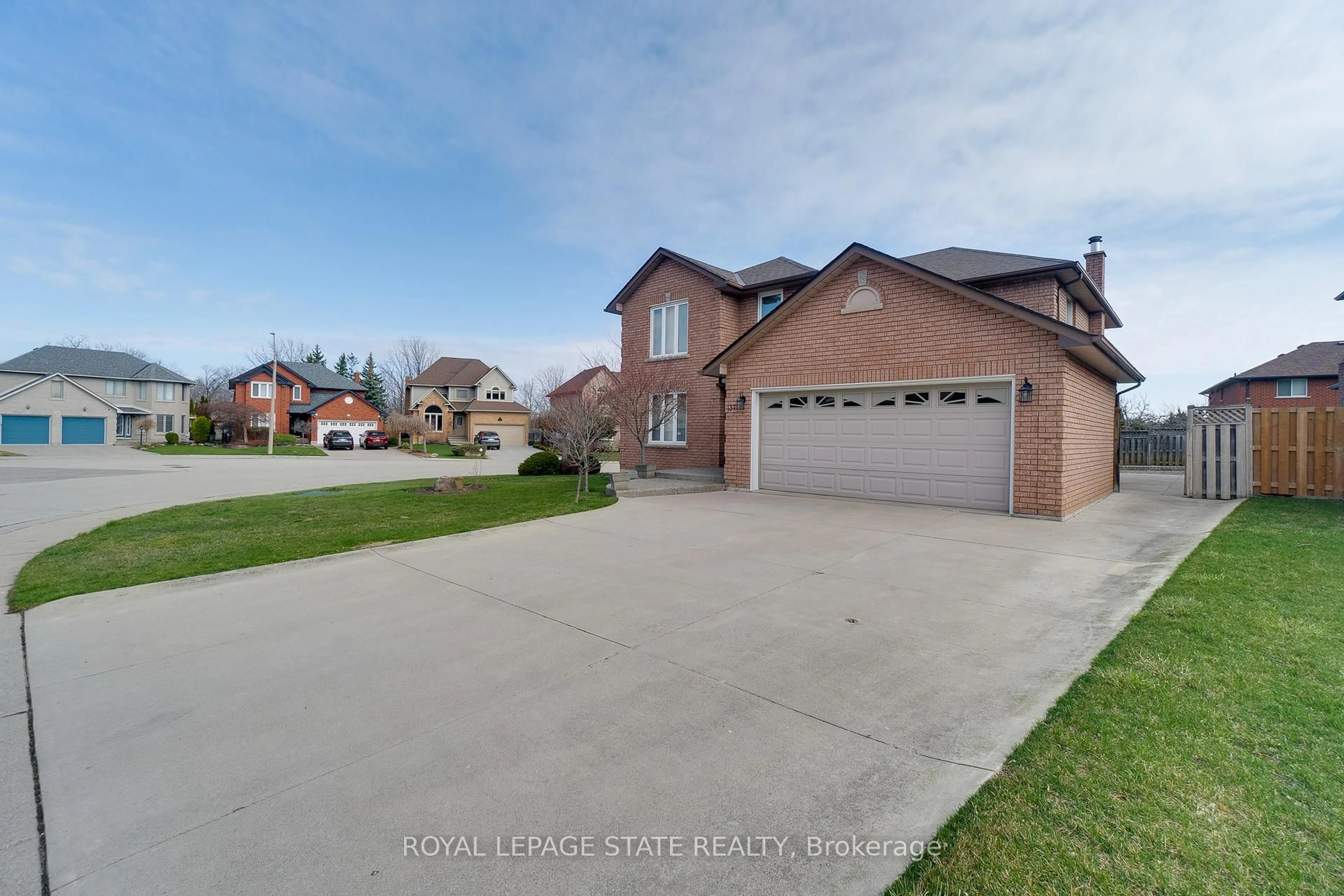 A pic from outside/outdoor area/front of a property/back of a property/a pic from drone, street for 137 National Dr, Hamilton Ontario L8G 5B3