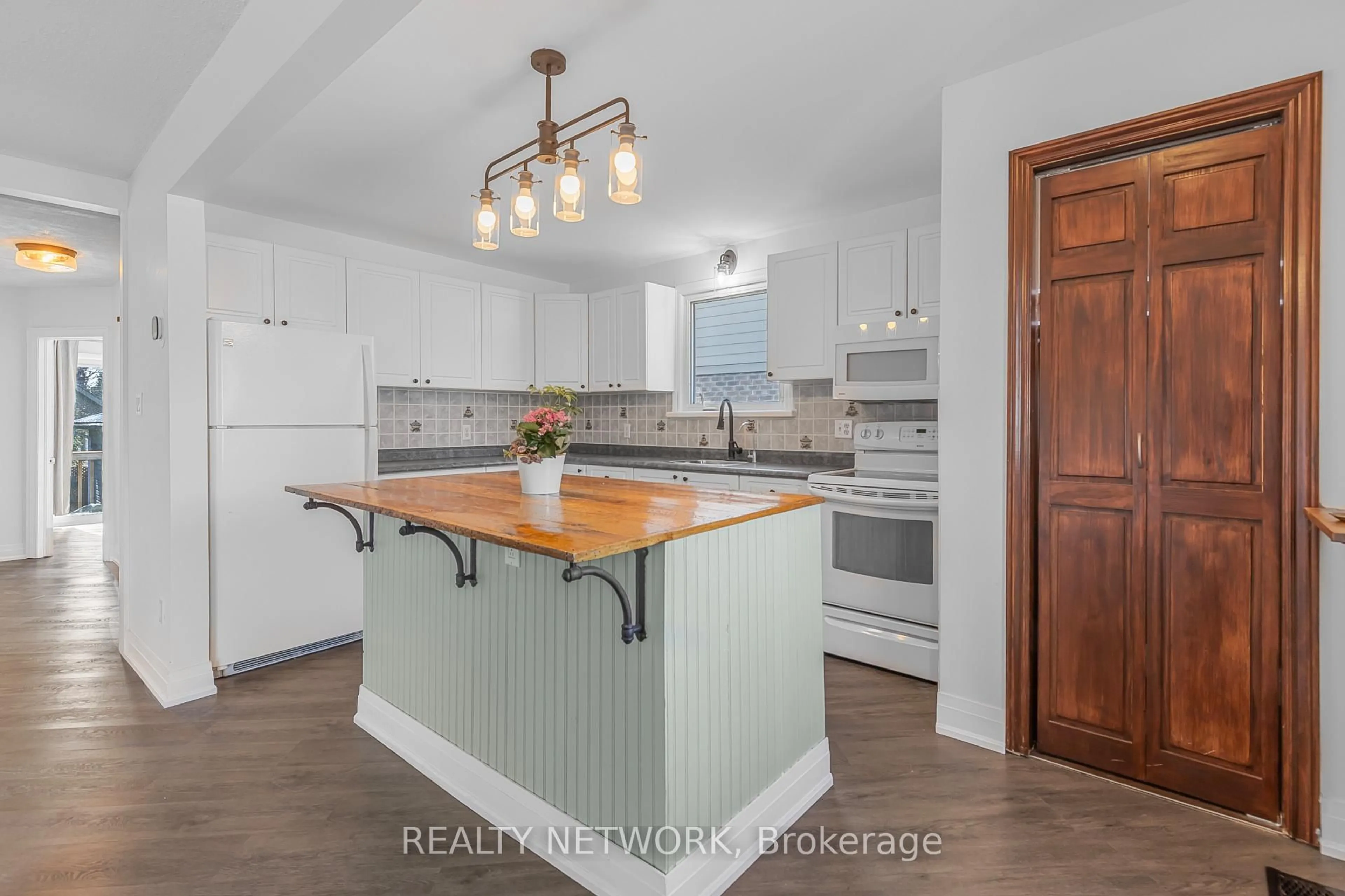 Open concept kitchen, wood/laminate floor for 160 GRAHAM St, Centre Wellington Ontario N1M 1B8