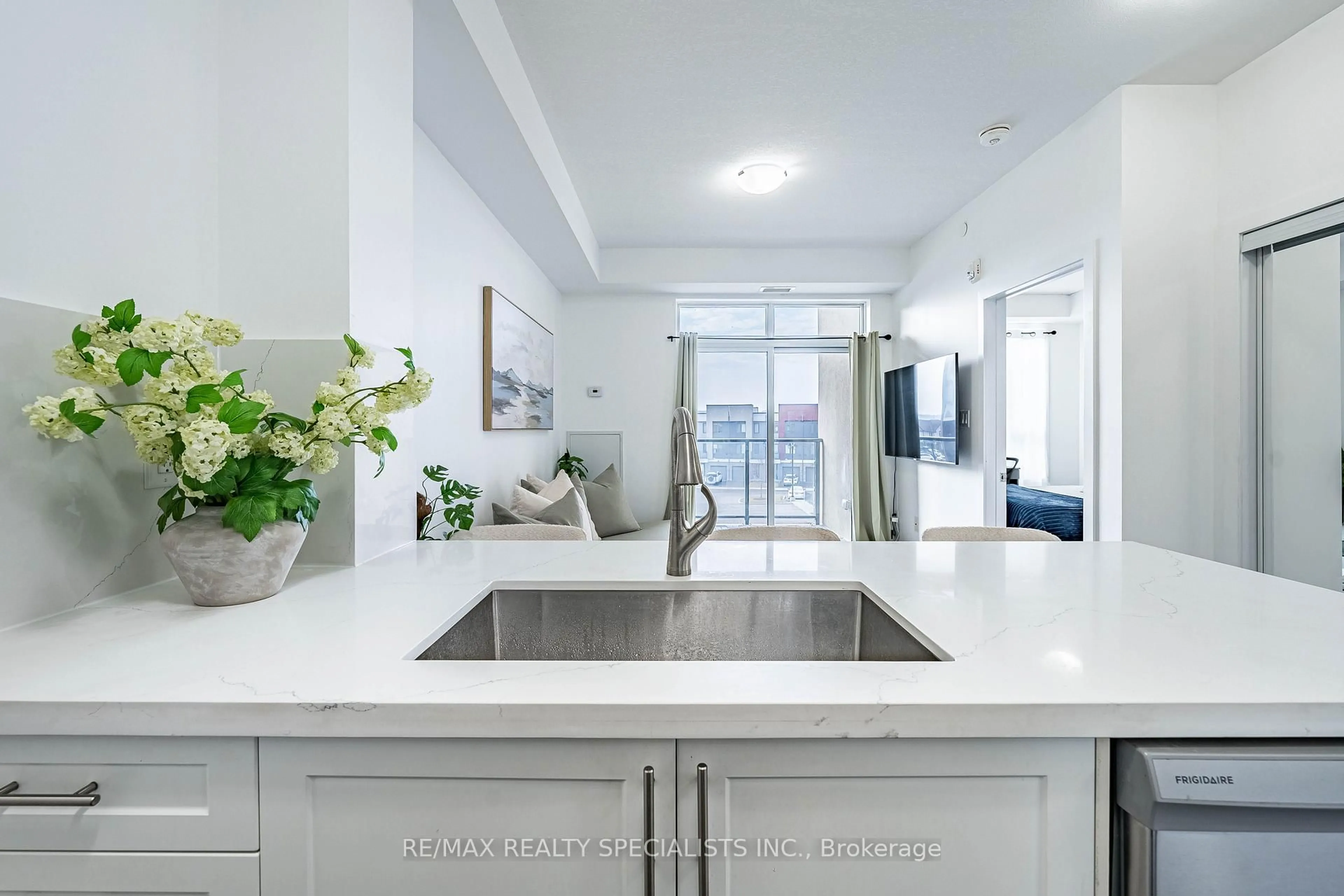 Open concept kitchen, ceramic/tile floor for 125 Shoreview Pl #337, Hamilton Ontario L8E 0K3