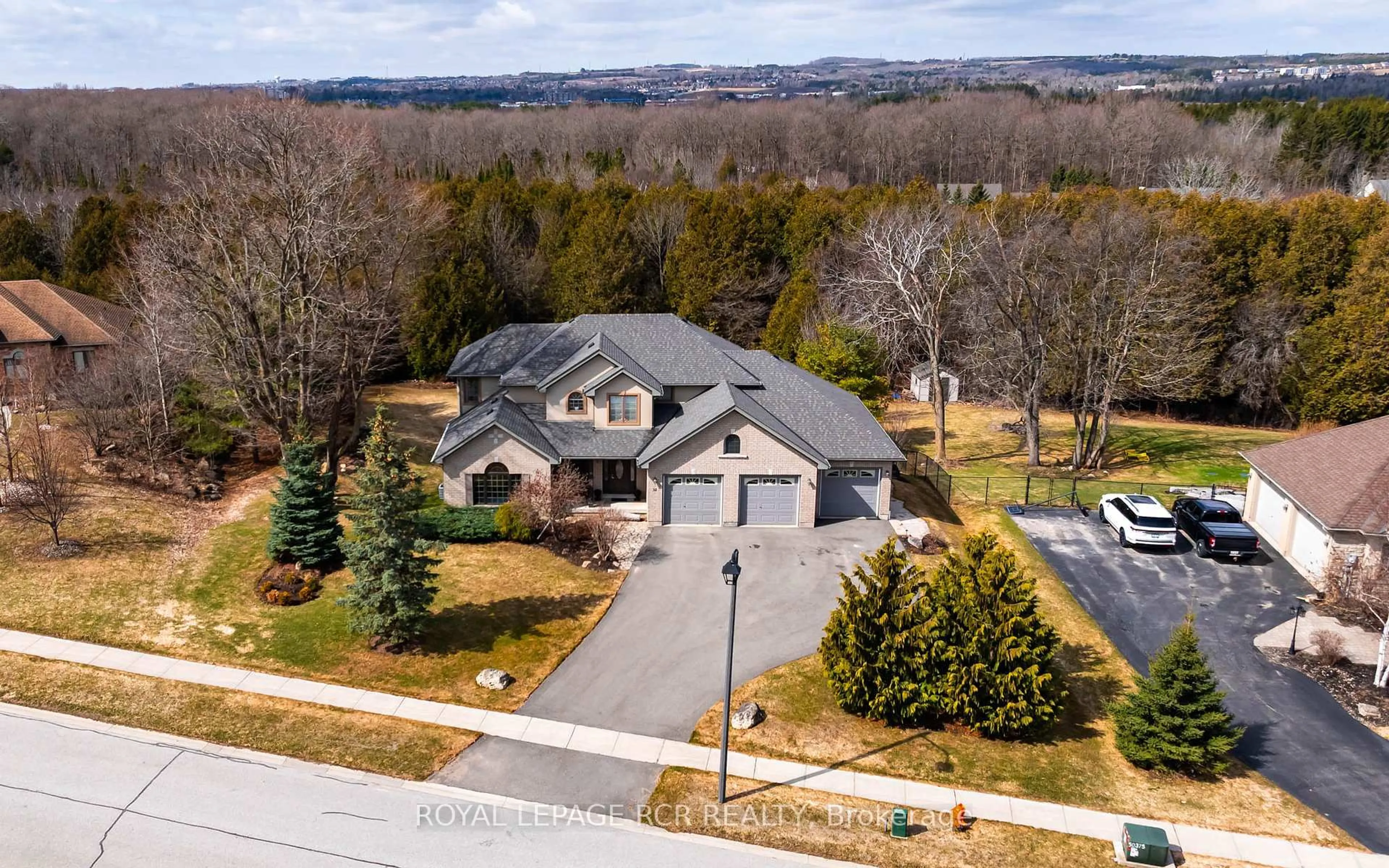 A pic from outside/outdoor area/front of a property/back of a property/a pic from drone, street for 32 Headwaters Lane, Mono Ontario L9W 5K3