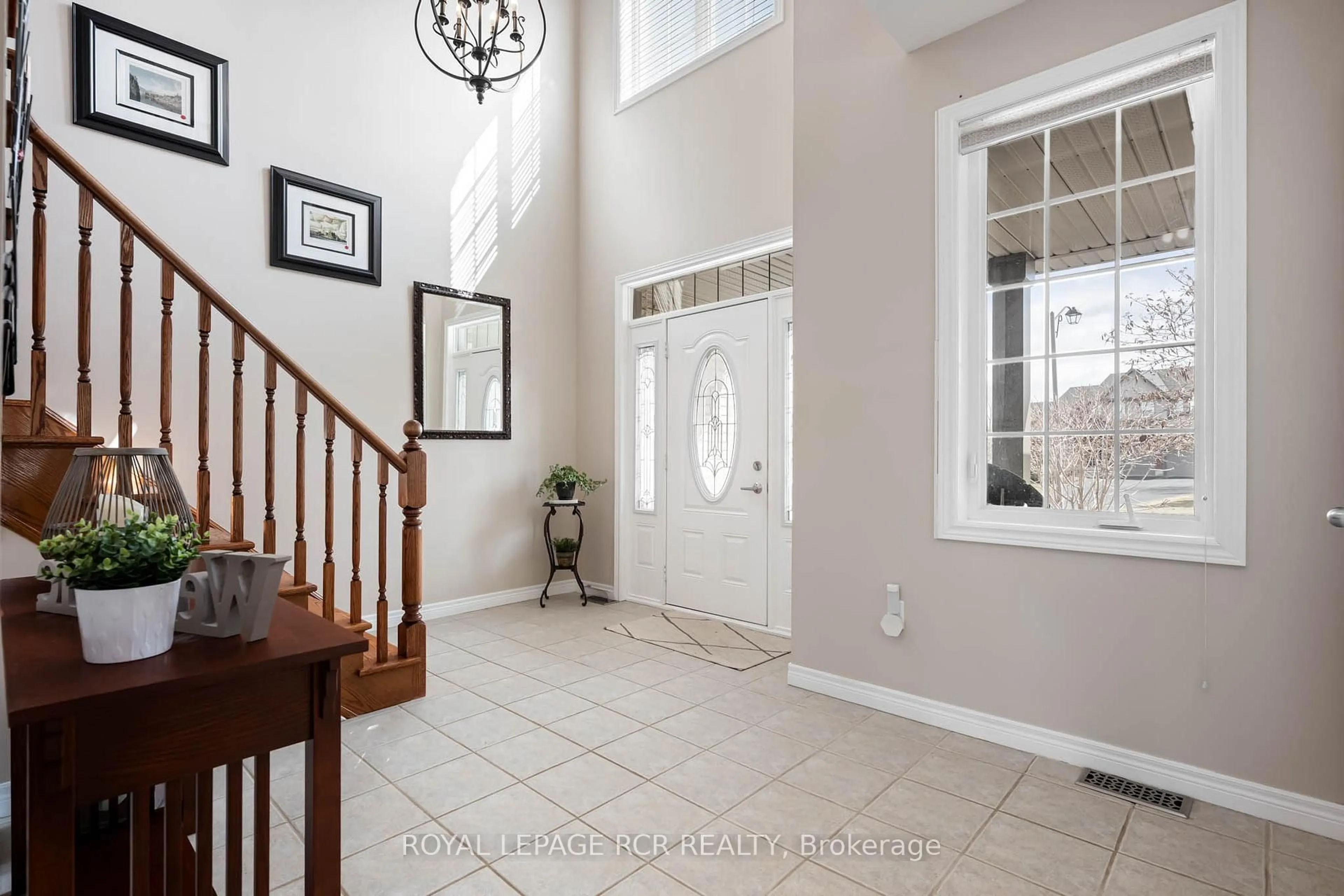 Indoor entryway for 32 Headwaters Lane, Mono Ontario L9W 5K3