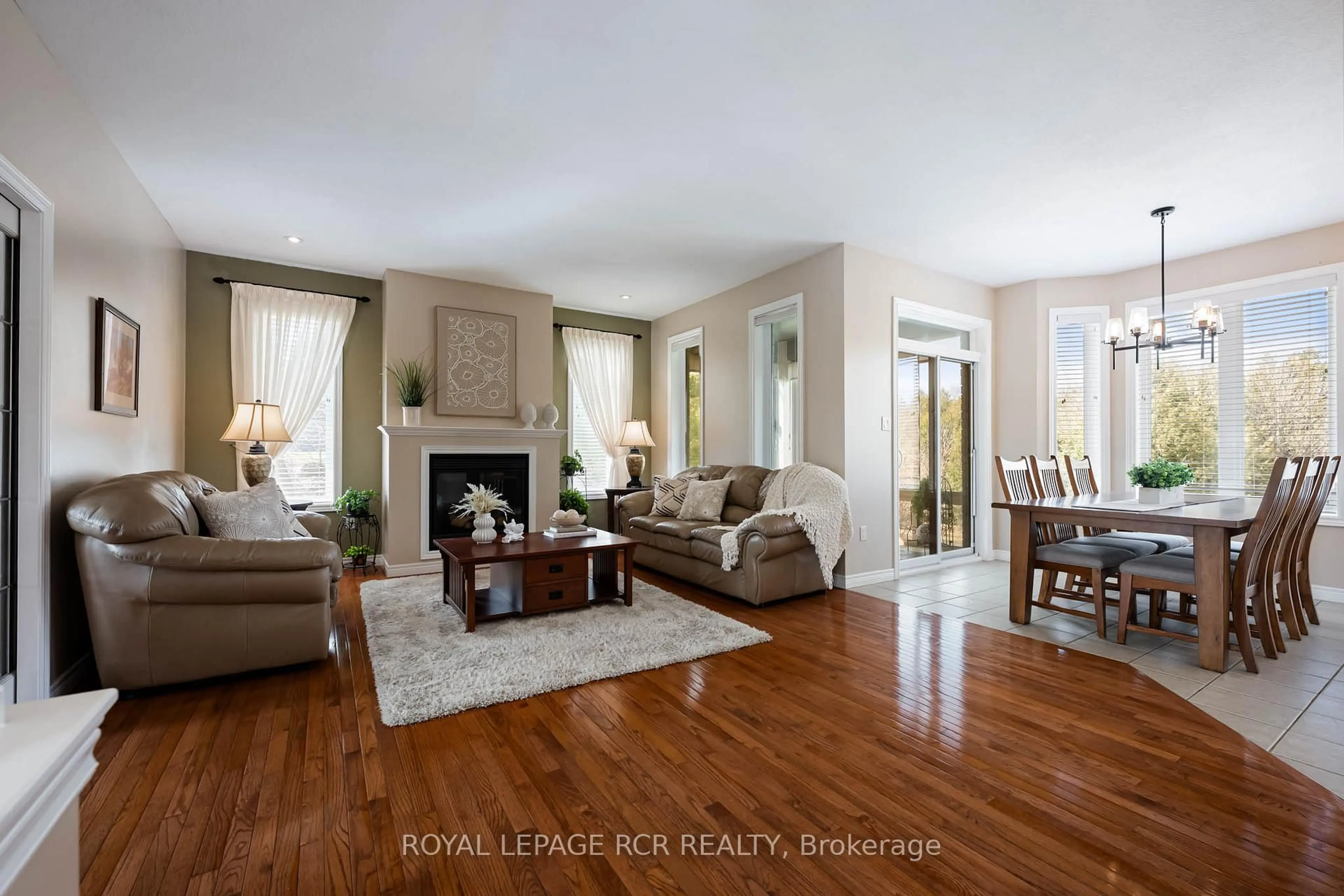 Living room with furniture, unknown for 32 Headwaters Lane, Mono Ontario L9W 5K3