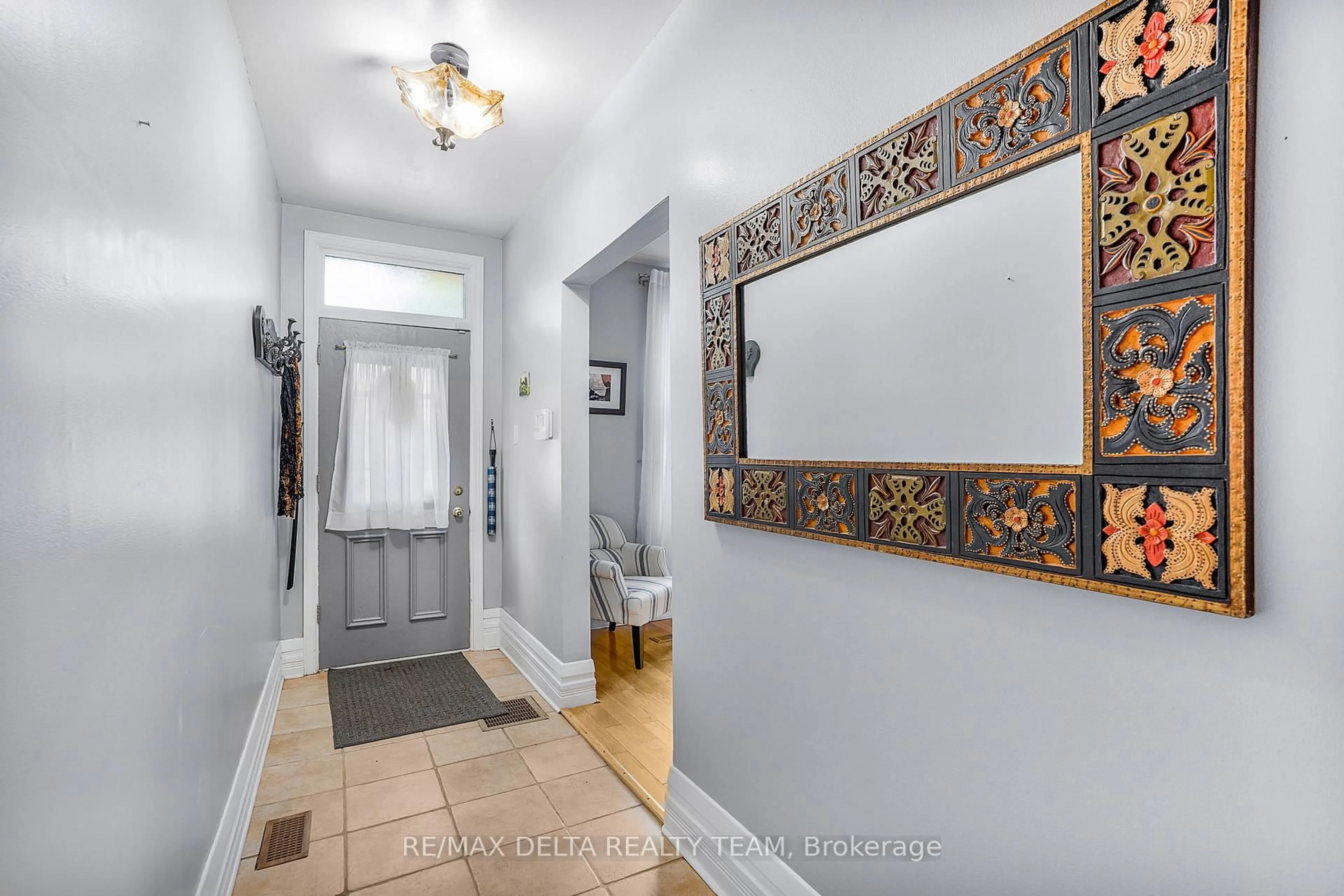 Indoor entryway for 245 York St, Ottawa Ontario K1N 5T9