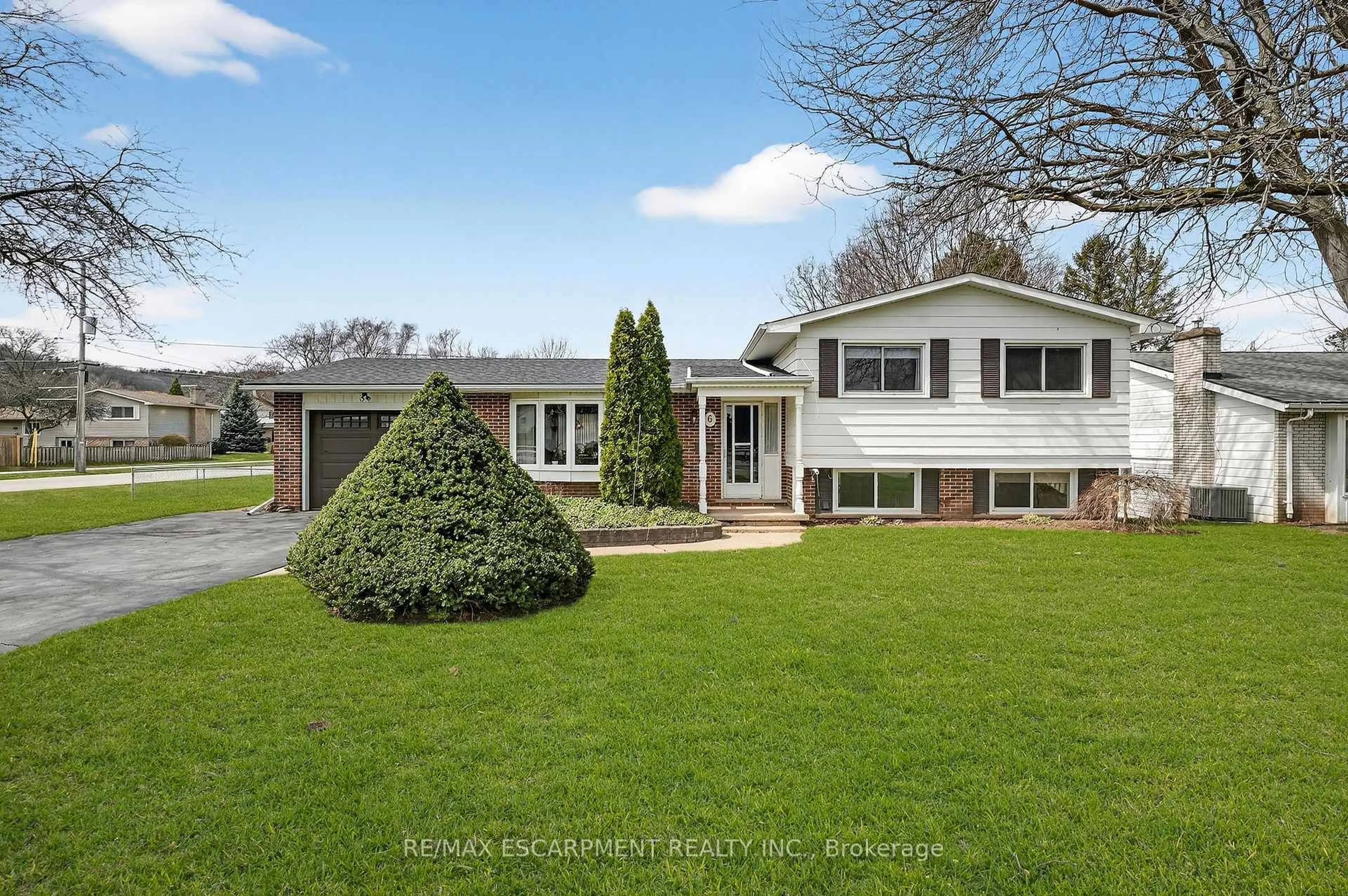 A pic from outside/outdoor area/front of a property/back of a property/a pic from drone, street for 6 Nelles Rd, Grimsby Ontario L3M 2Z2