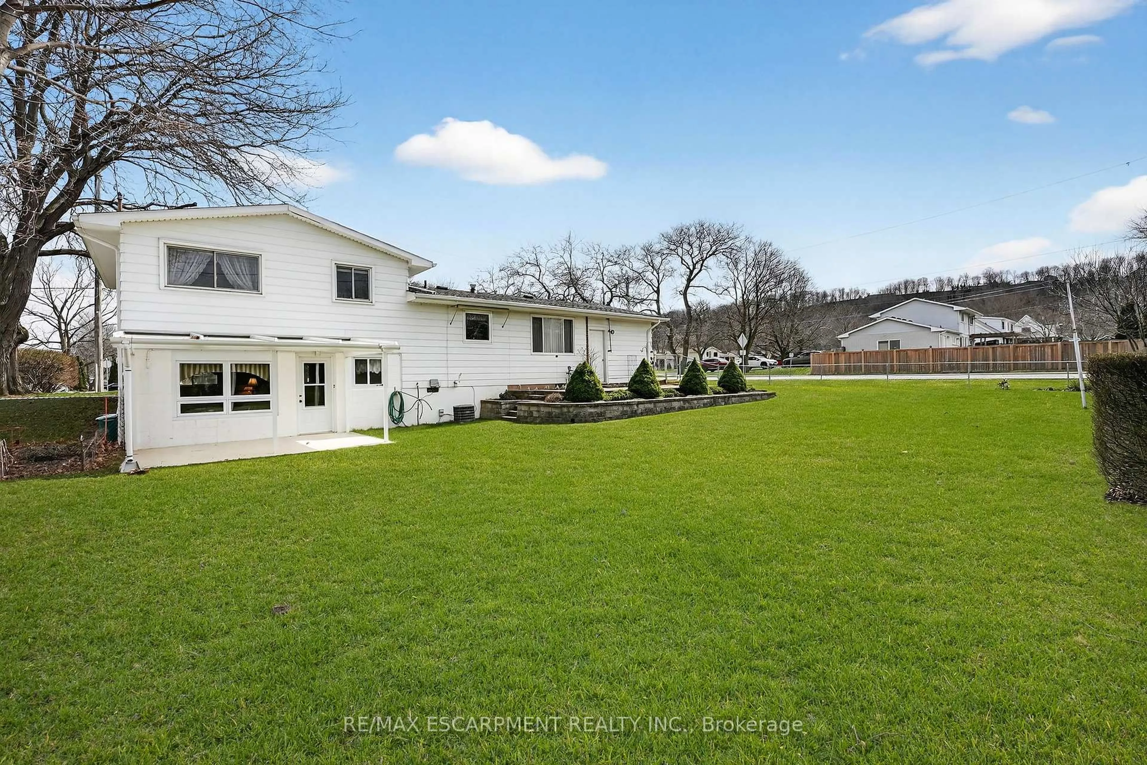 A pic from outside/outdoor area/front of a property/back of a property/a pic from drone, unknown for 6 Nelles Rd, Grimsby Ontario L3M 2Z2