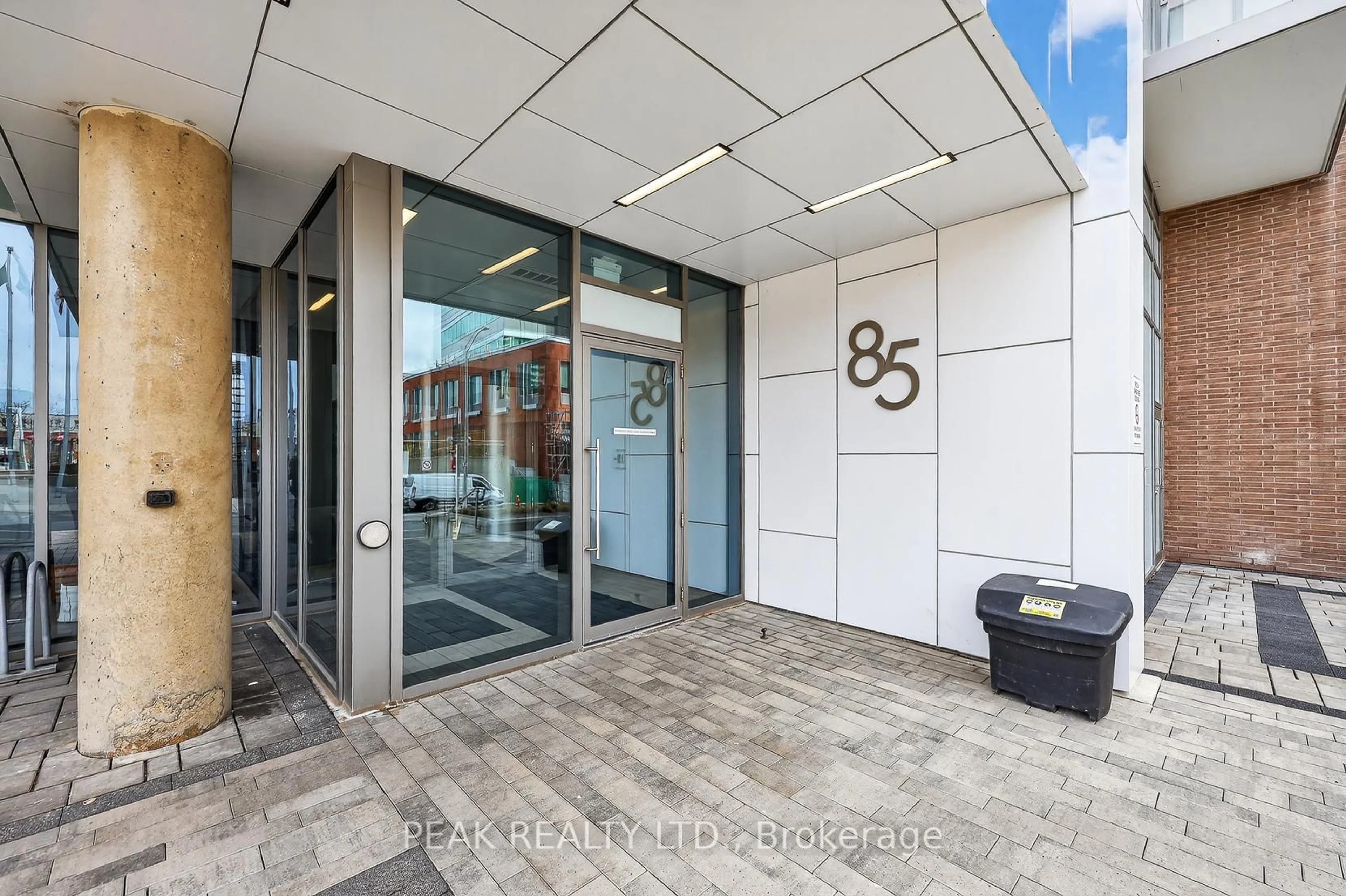 Indoor foyer for 85 Duke St #1006, Kitchener Ontario N2H 0B7