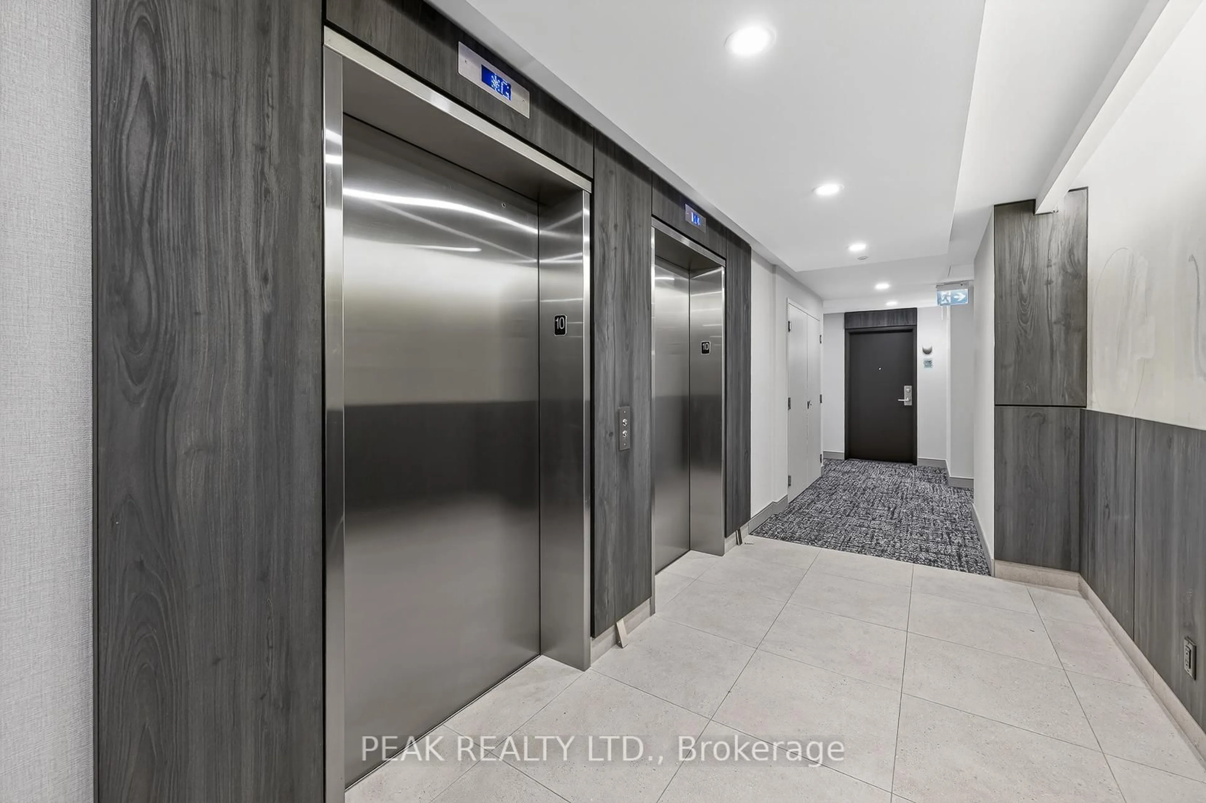 Indoor foyer for 85 Duke St #1006, Kitchener Ontario N2H 0B7