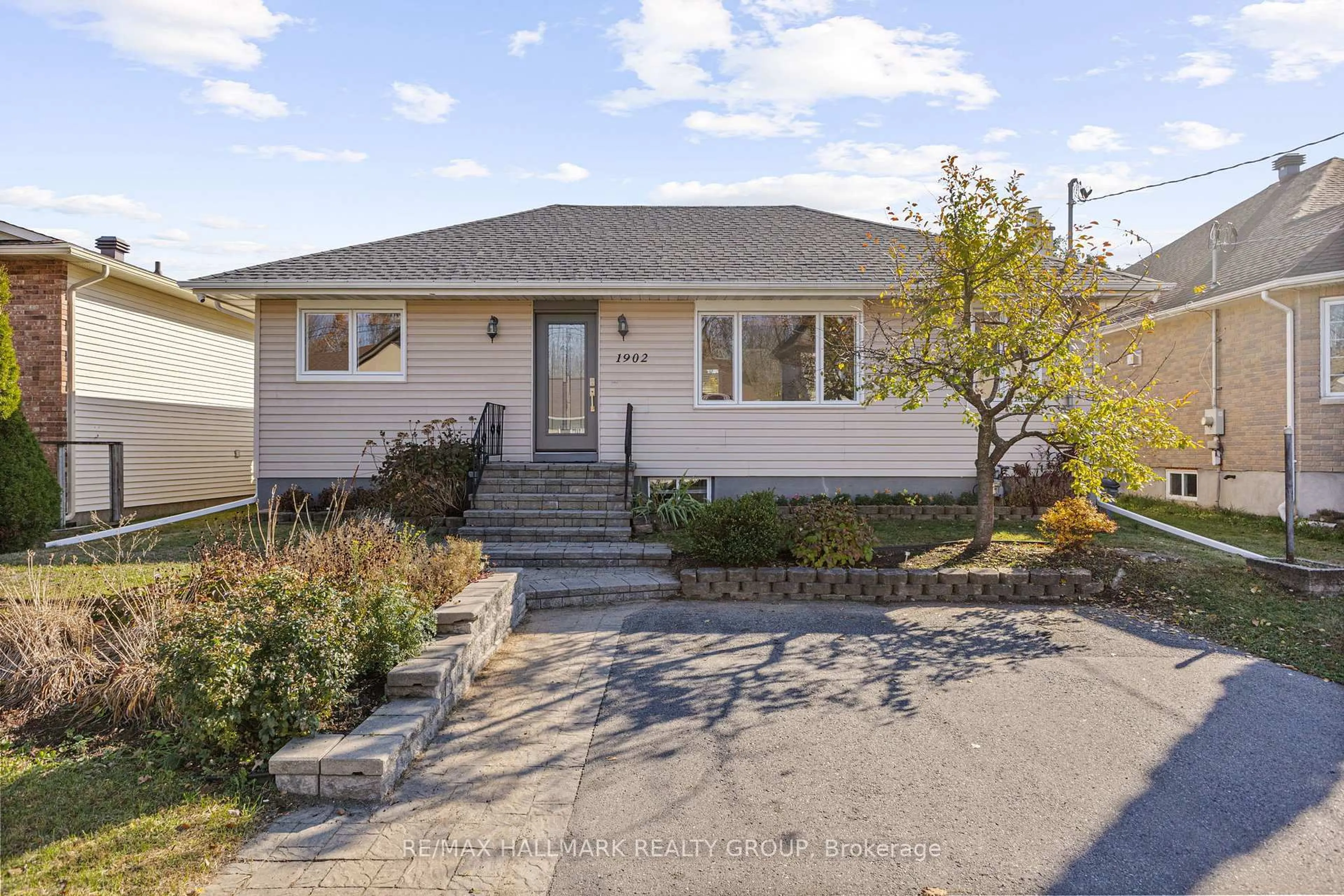 Home with vinyl exterior material, street for 1902 Rosebella Ave, Ottawa Ontario K1T 1G7