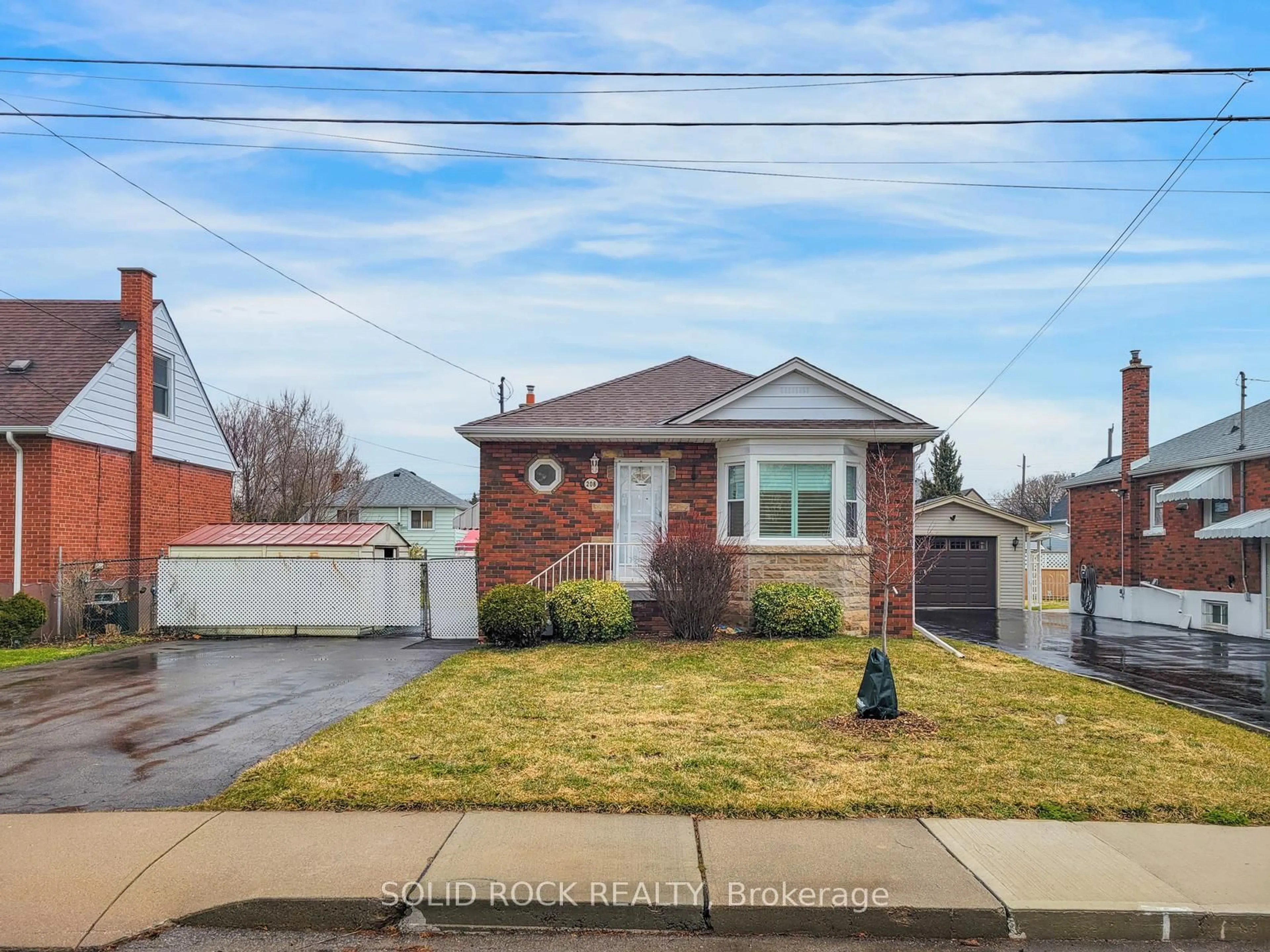 Home with brick exterior material, street for 208 East 32nd St, Hamilton Ontario L8V 3S4