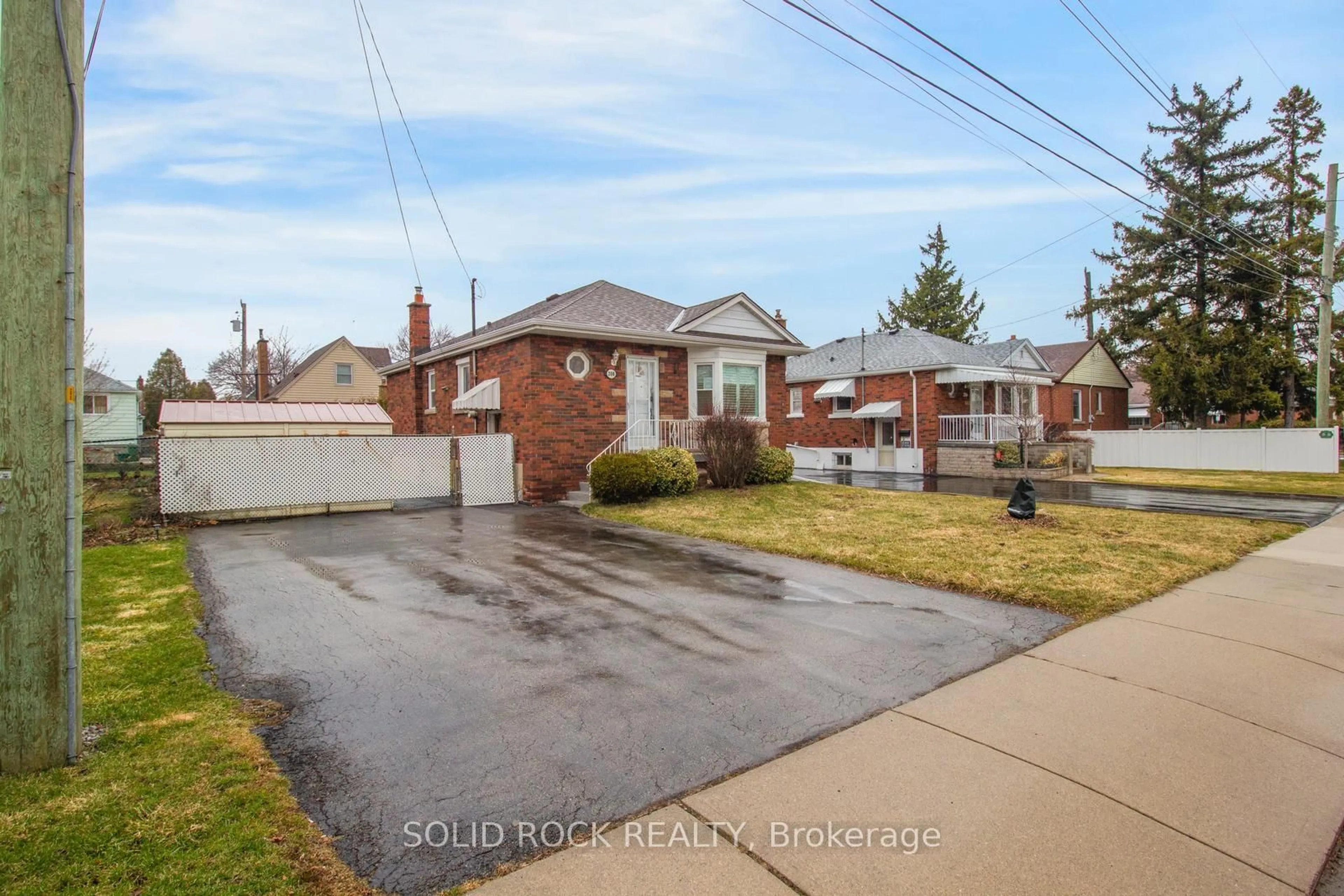 Unknown for 208 East 32nd St, Hamilton Ontario L8V 3S4