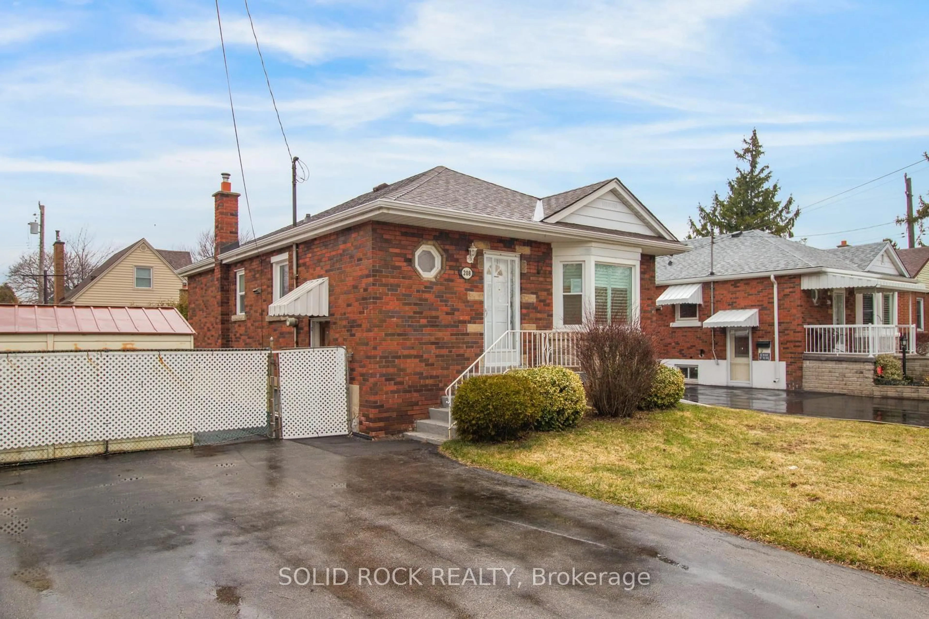Home with brick exterior material, street for 208 East 32nd St, Hamilton Ontario L8V 3S4