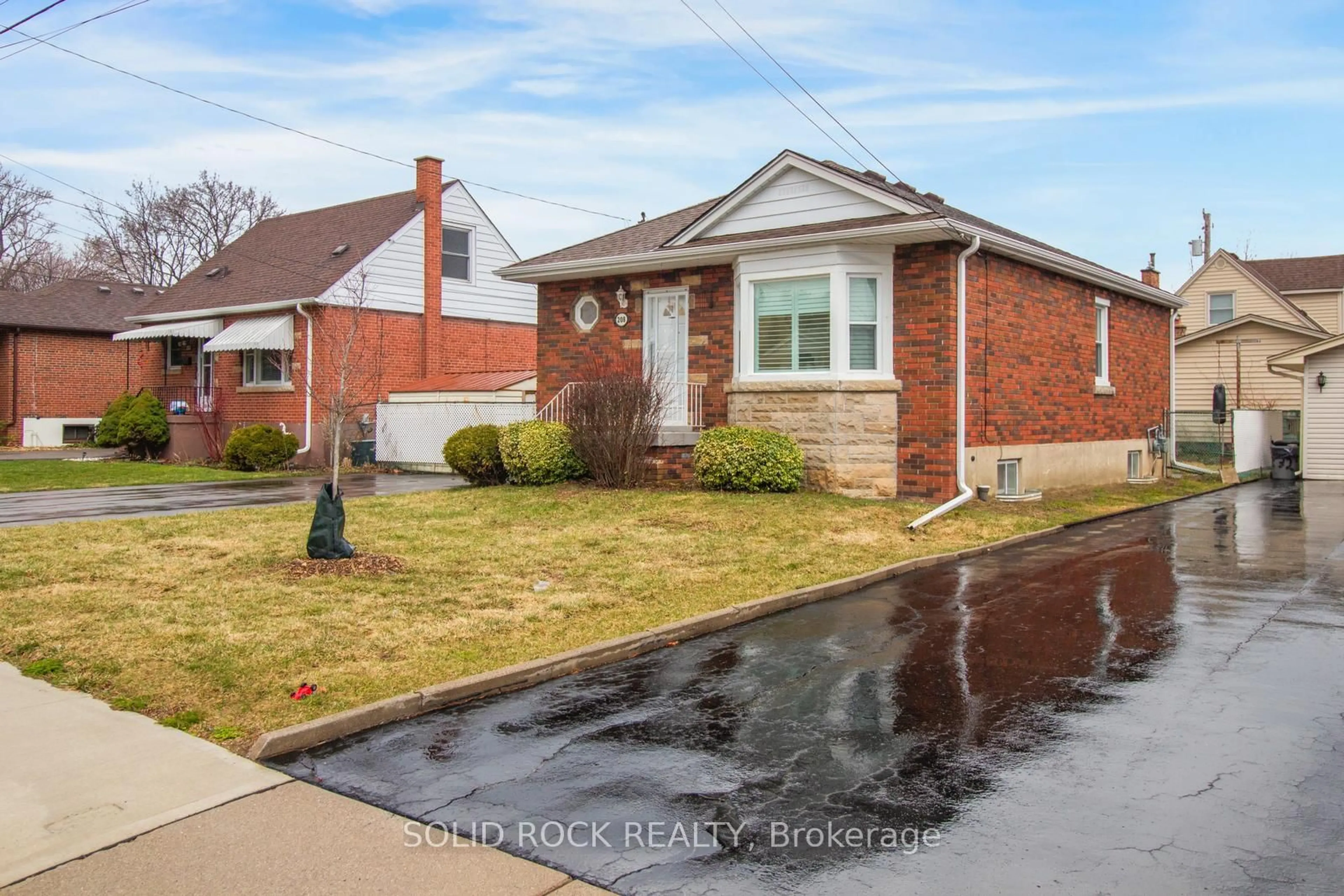 Home with brick exterior material, street for 208 East 32nd St, Hamilton Ontario L8V 3S4