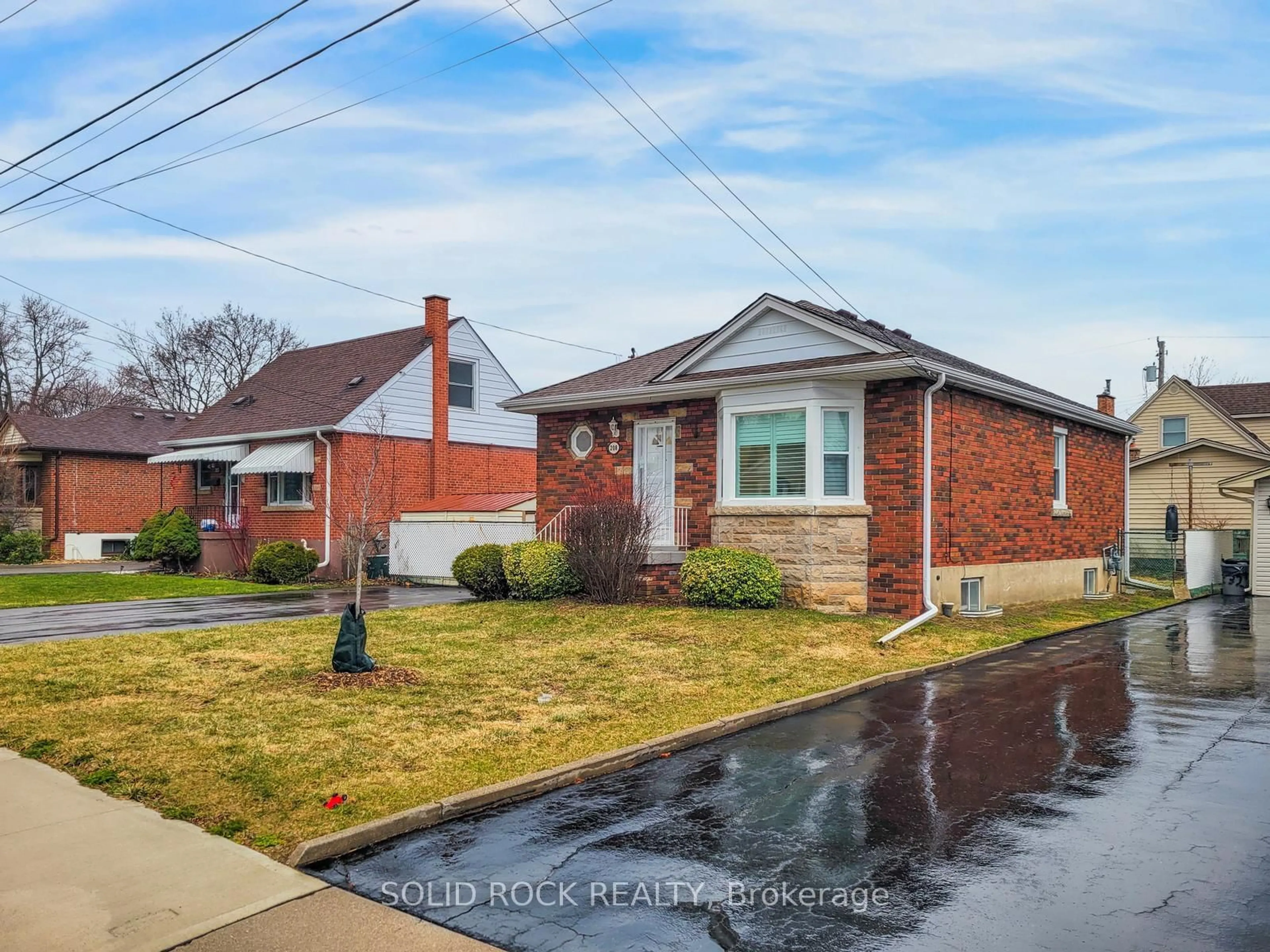 Home with brick exterior material, street for 208 East 32nd St, Hamilton Ontario L8V 3S4