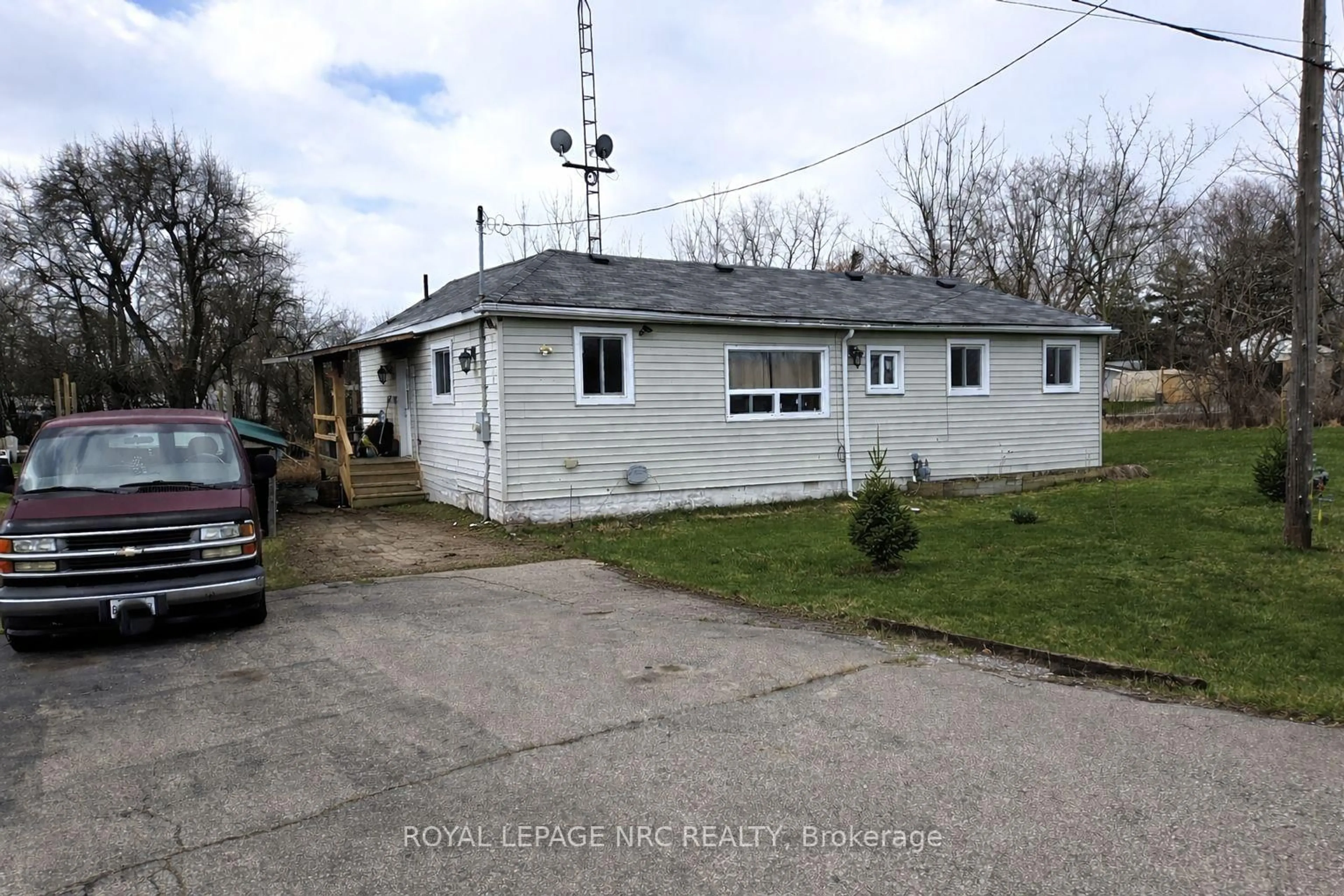 A pic from outside/outdoor area/front of a property/back of a property/a pic from drone, building for 751 Bowen Rd, Fort Erie Ontario L2A 5M4